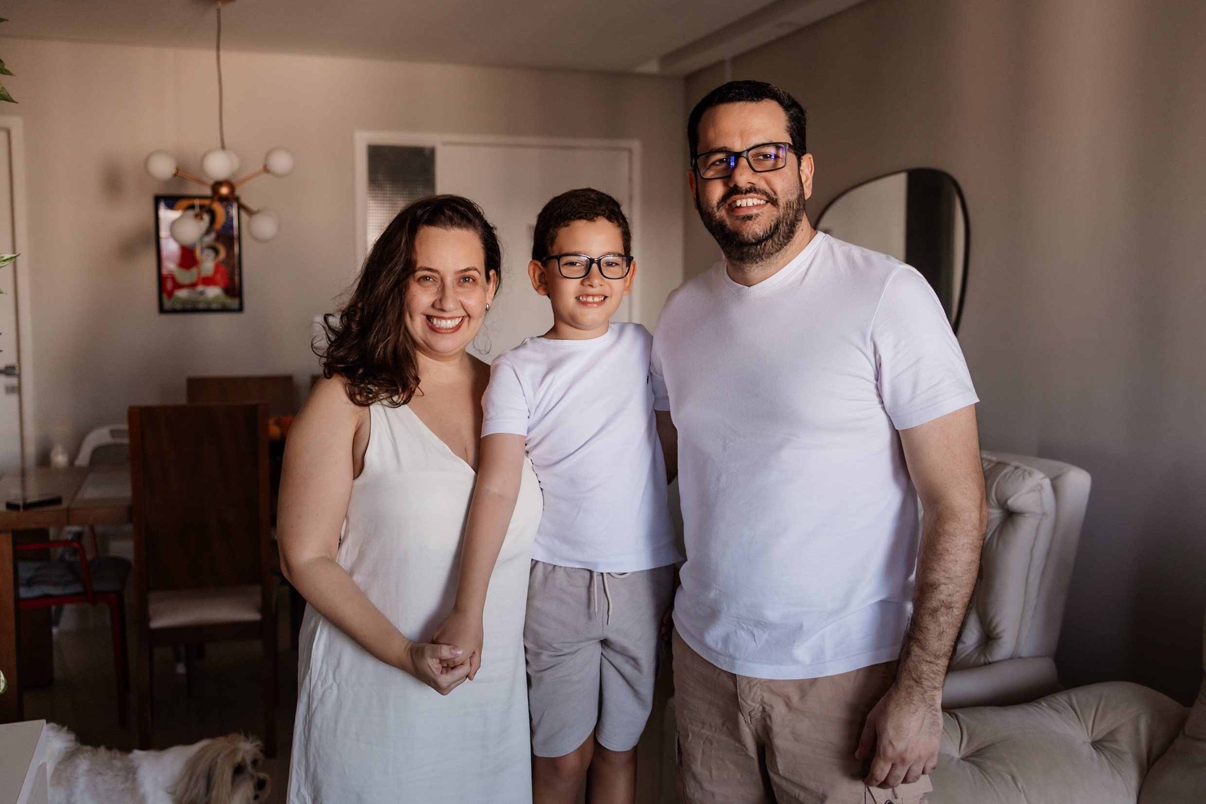 Irmãos em cena afetiva da rotina familiar.