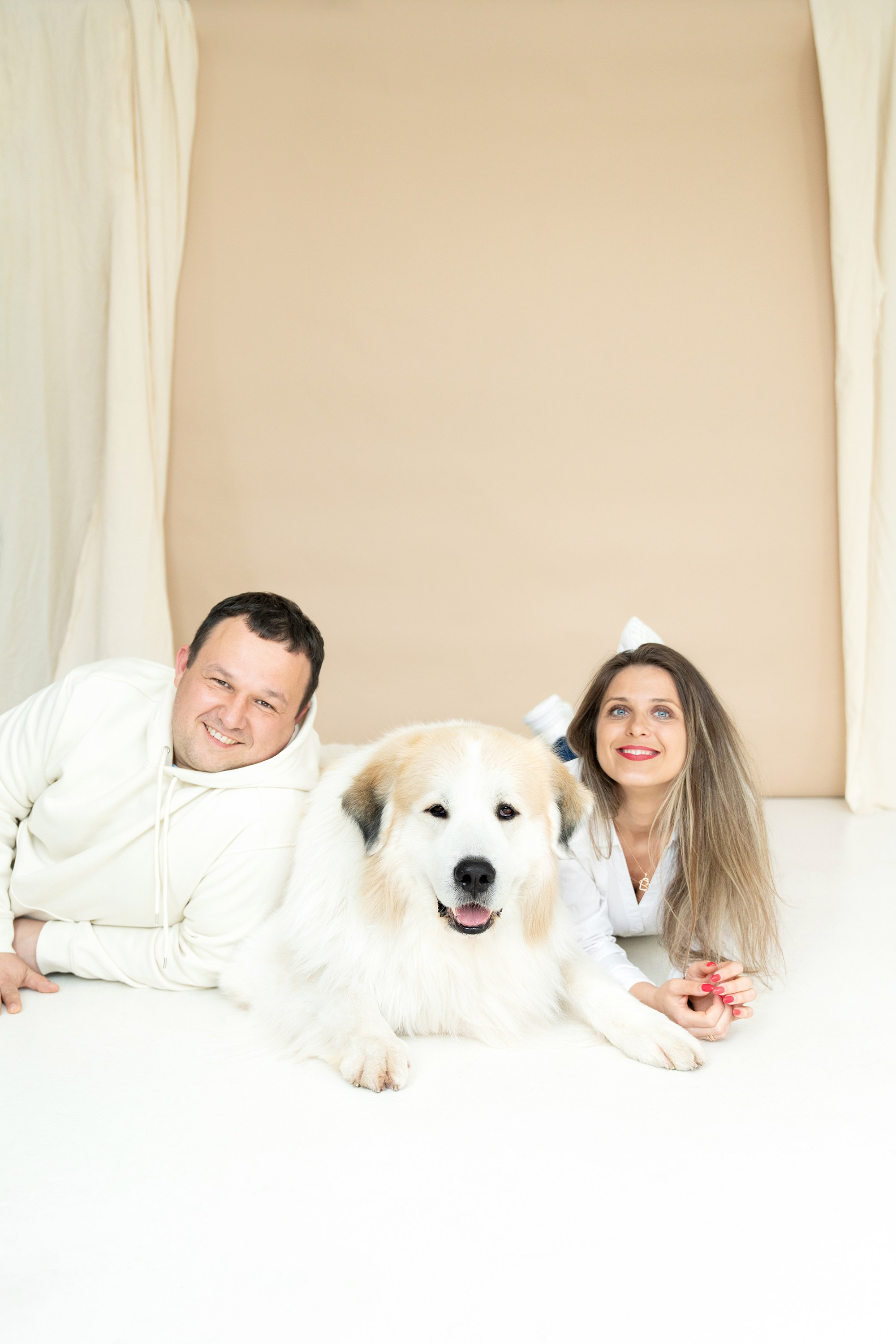 Poros ir jų šuns fotosesija studijoje Vilniuje. Vita Klimaševska ○ Fluffy Soulmate Photography