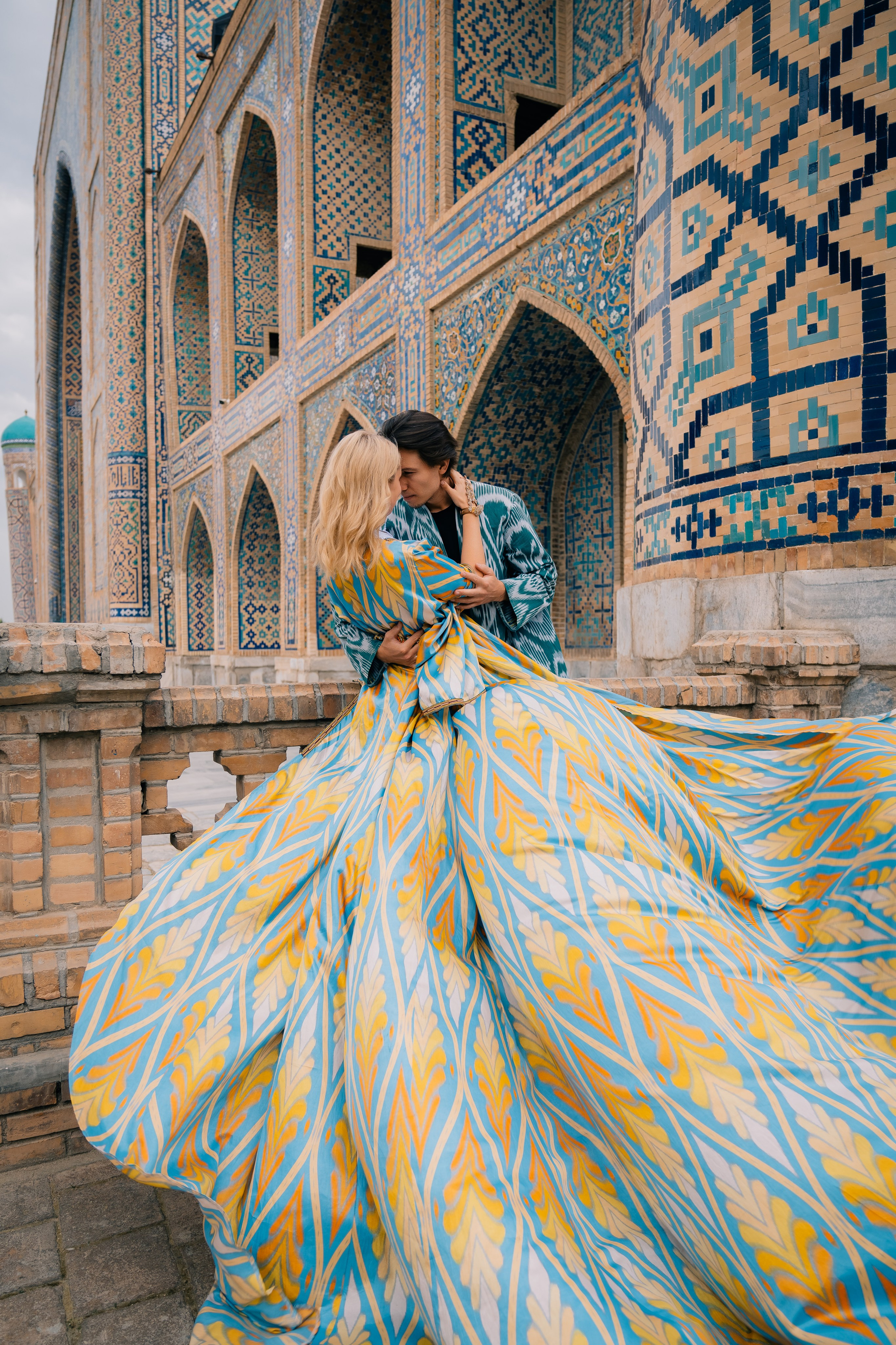 Закатная фотосессия пары на площади Регистан, национальные узоры.