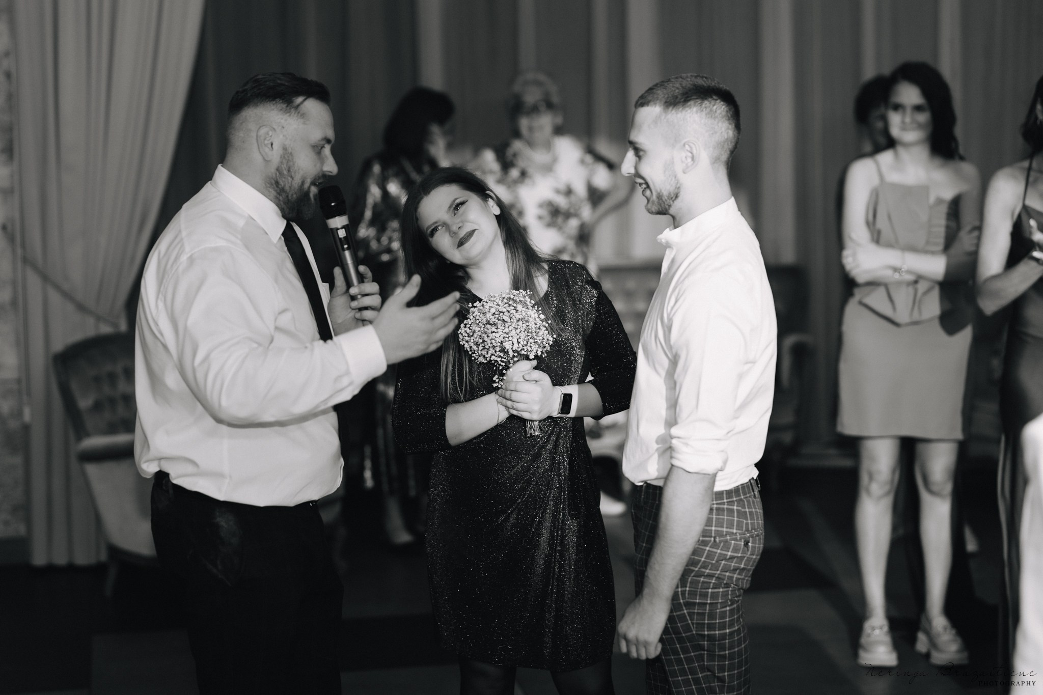 Vestuvinė fotosesija Kaune, Vienybės aikštėje, prie Lietuvos banko