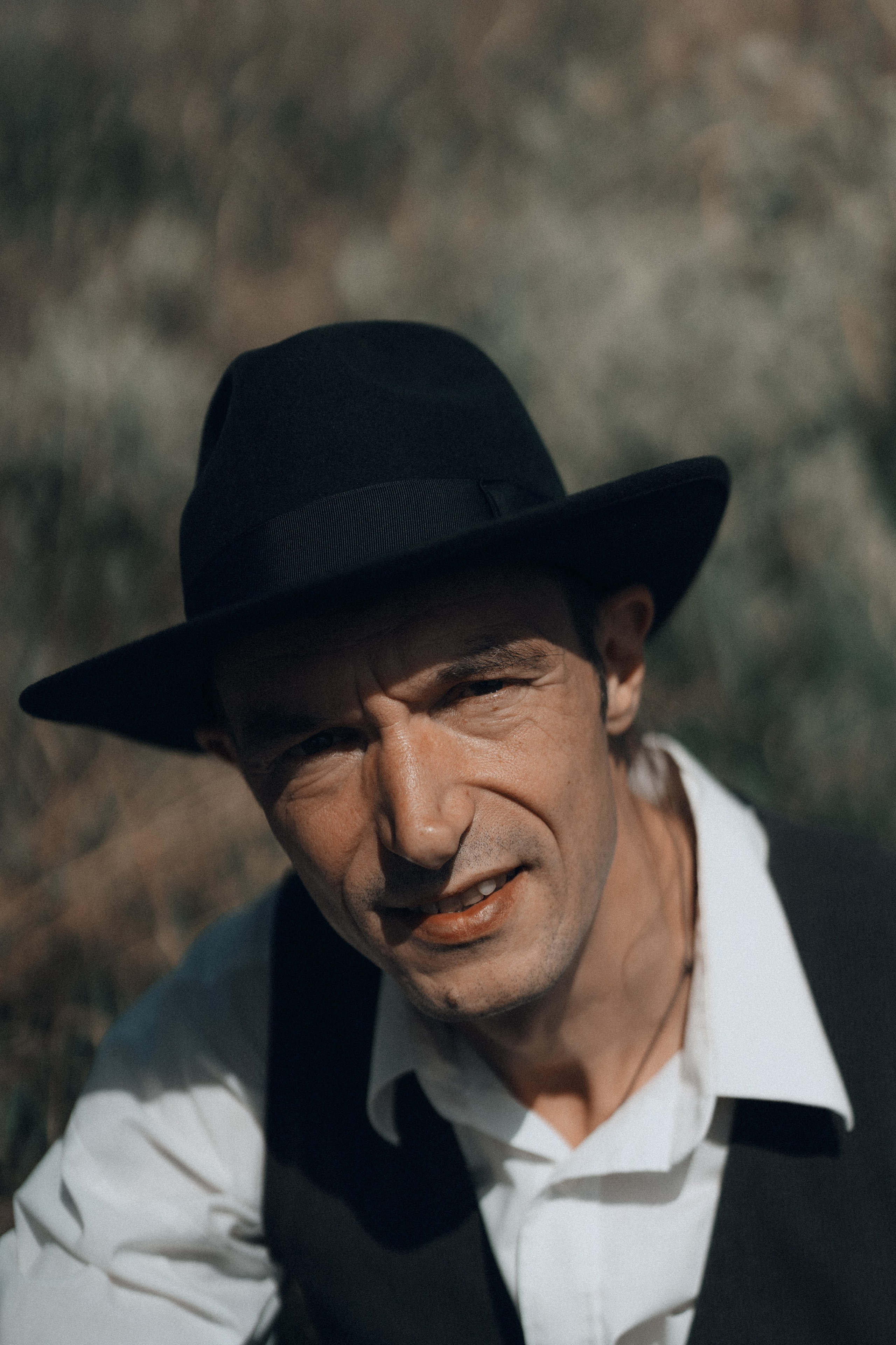 Portrait eines Musikers mit Hut, Teil der Band Ziganimo