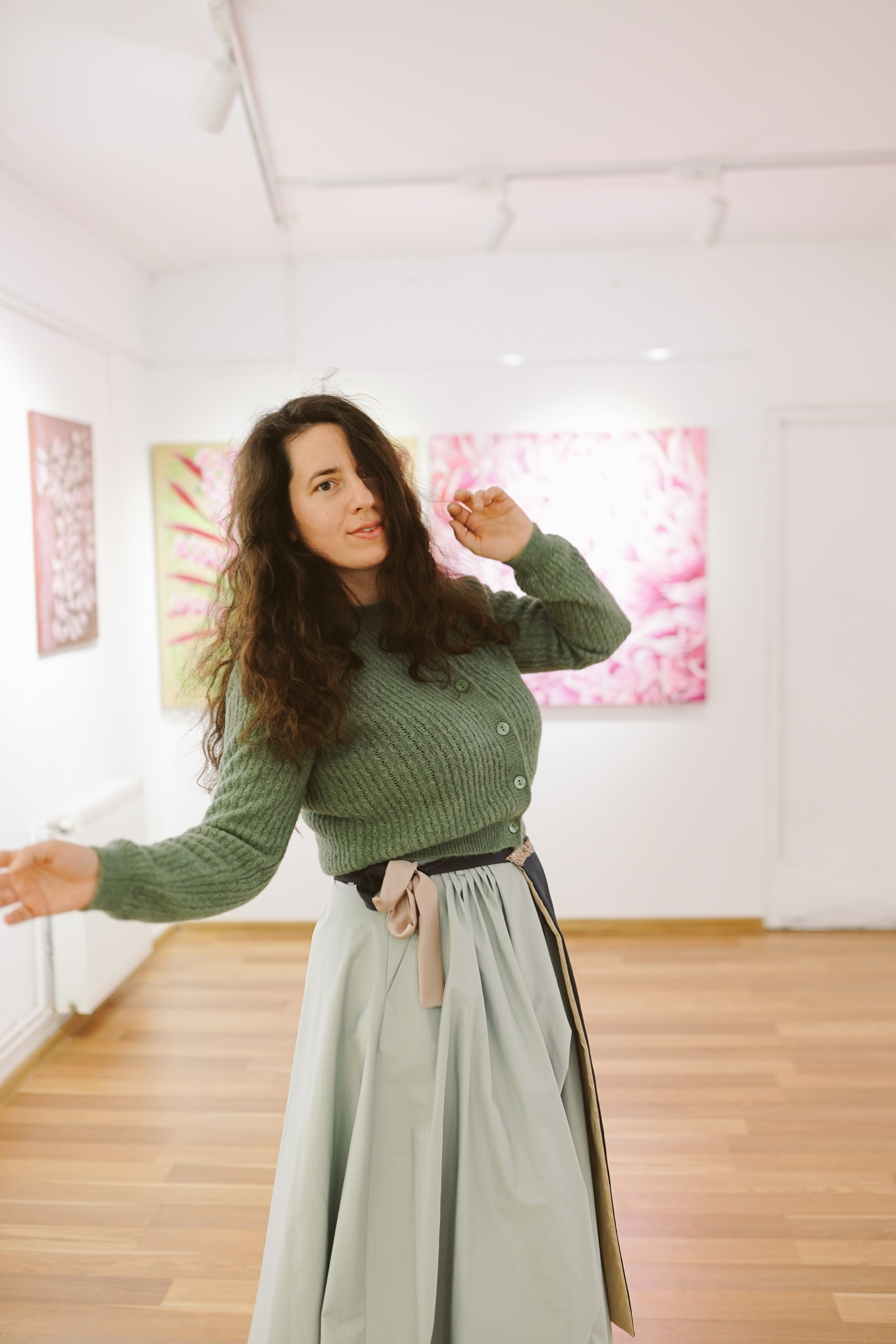 Expoziție Foto Maternitate Brașov | Mădălina Beda. Madalina Beda- Artist vizual, fotograf, doula la nastere, consultant babywearing Brasov si in toata tara