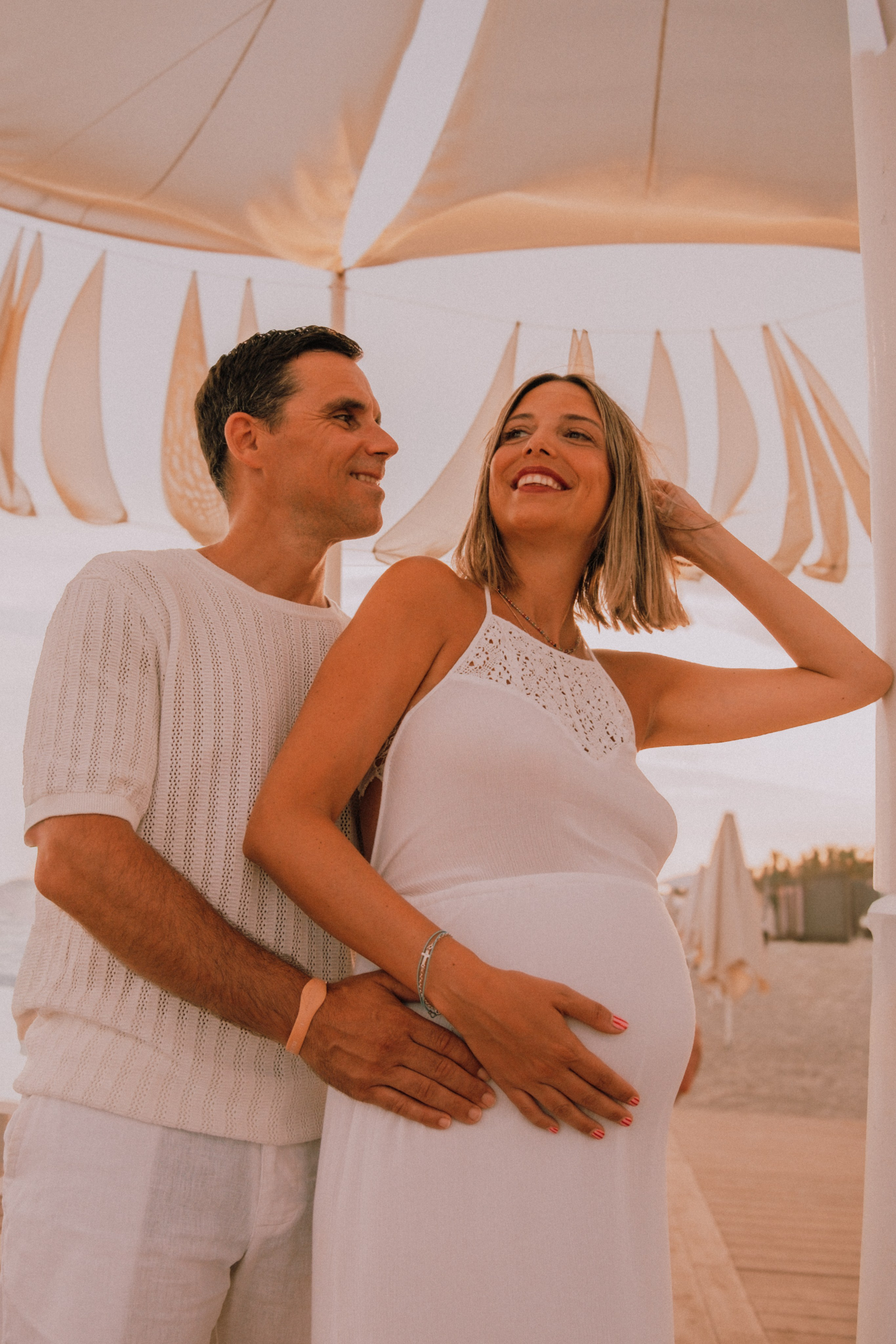Sesión embarazo en la playa. Fotografía profesional en Calafell - Elena Medvedeva
