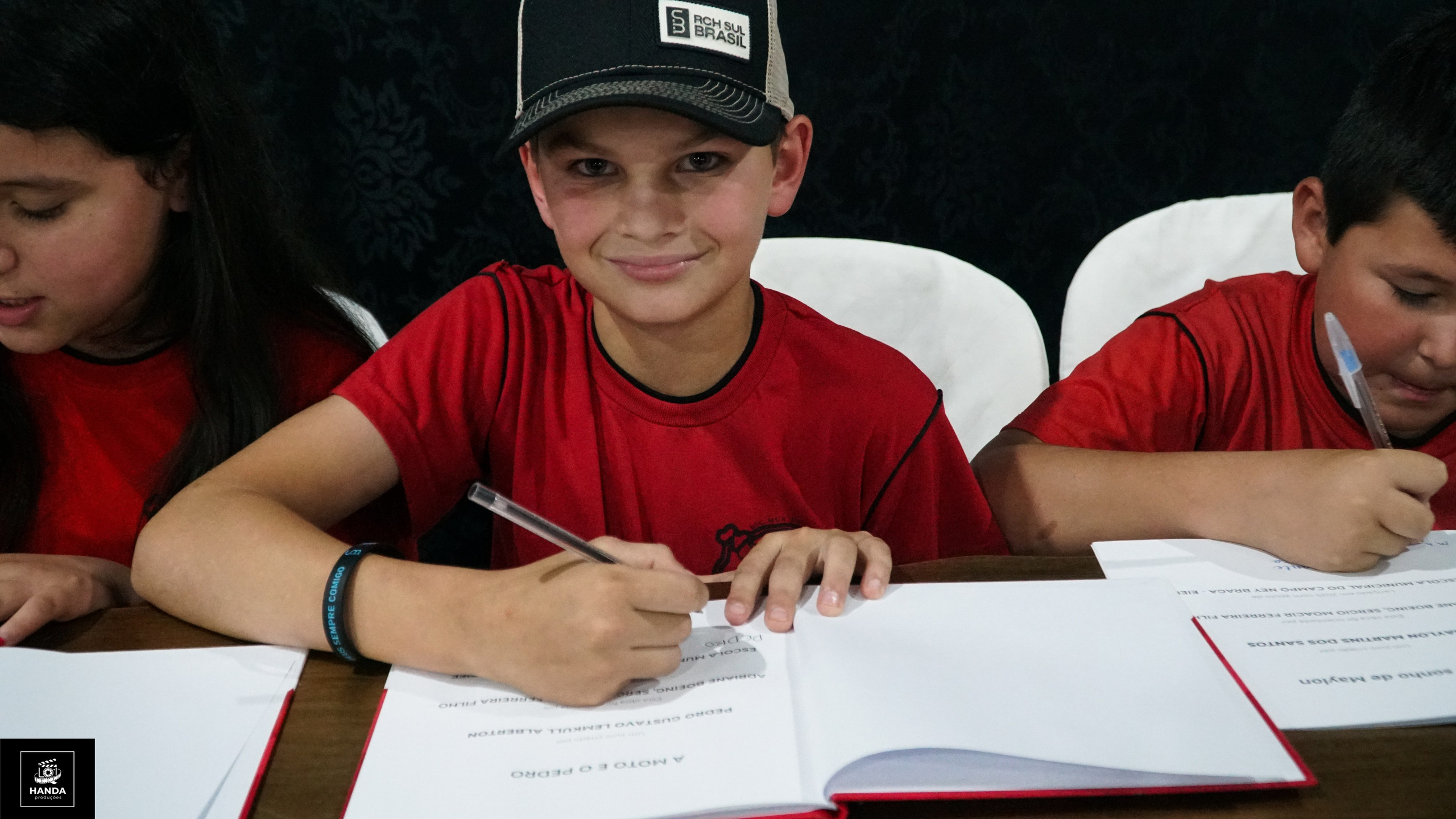 Noite autógrafos colégio Aurélio Buarque de Holanda. Handa Produções