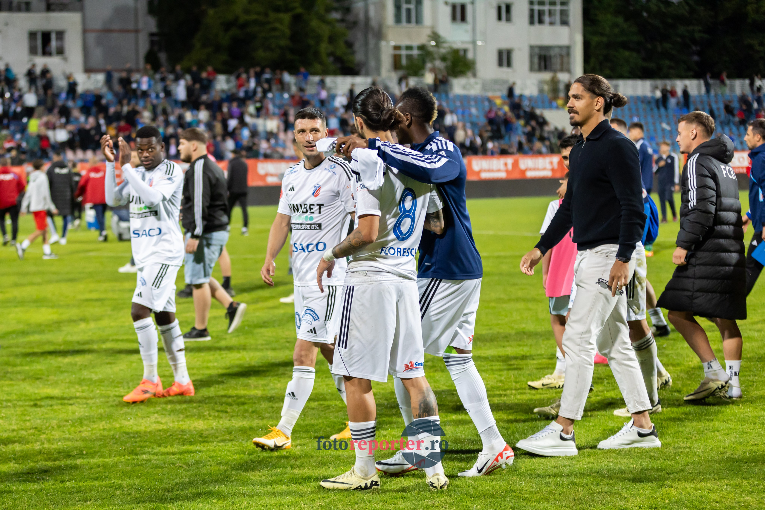 Galerie Foto: FC Botoșani vs. CS Mioveni - Pe 17 mai 2024, am fost martorii unei partide incredibile între FC Botoșani și CS Mioveni, în prima manșă a barajului pentru evitarea retrogradării. În fața unui stadion plin de emoție și speranță, echipa noastră a obținut o victorie importantă, cu un gol marcat de Aldair în minutul 93. 💪 *FC Botoșani 1-0 CS Mioveni*⚽️ Urmăriți momentele cheie ale meciului și bucuria suporterilor în această galerie foto! Pregătiți-vă pentru meciul de retur de pe 24 mai, când vom lupta din nou pentru a rămâne în prima ligă.#FCBotoșani #CSMioveni #BarajRetrogradare #ForzaBotoșani 