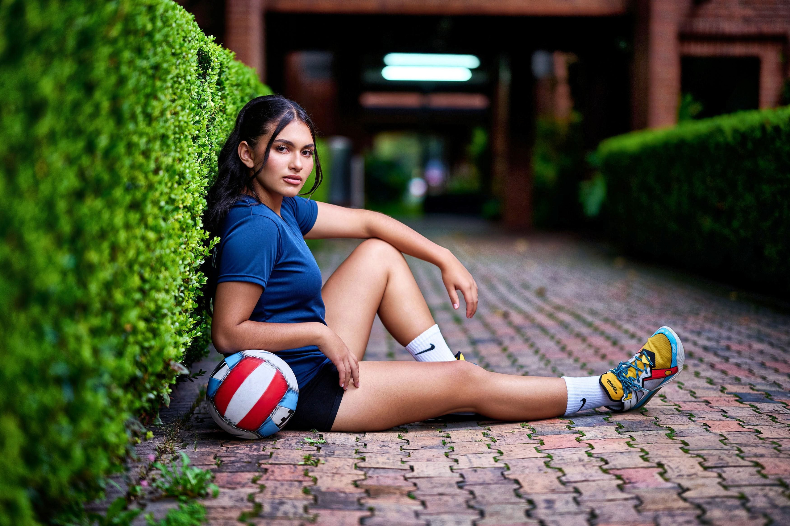 Gaby luciendo su uniforme o accesorio de voleibol en su sesión fotográfica profesional.