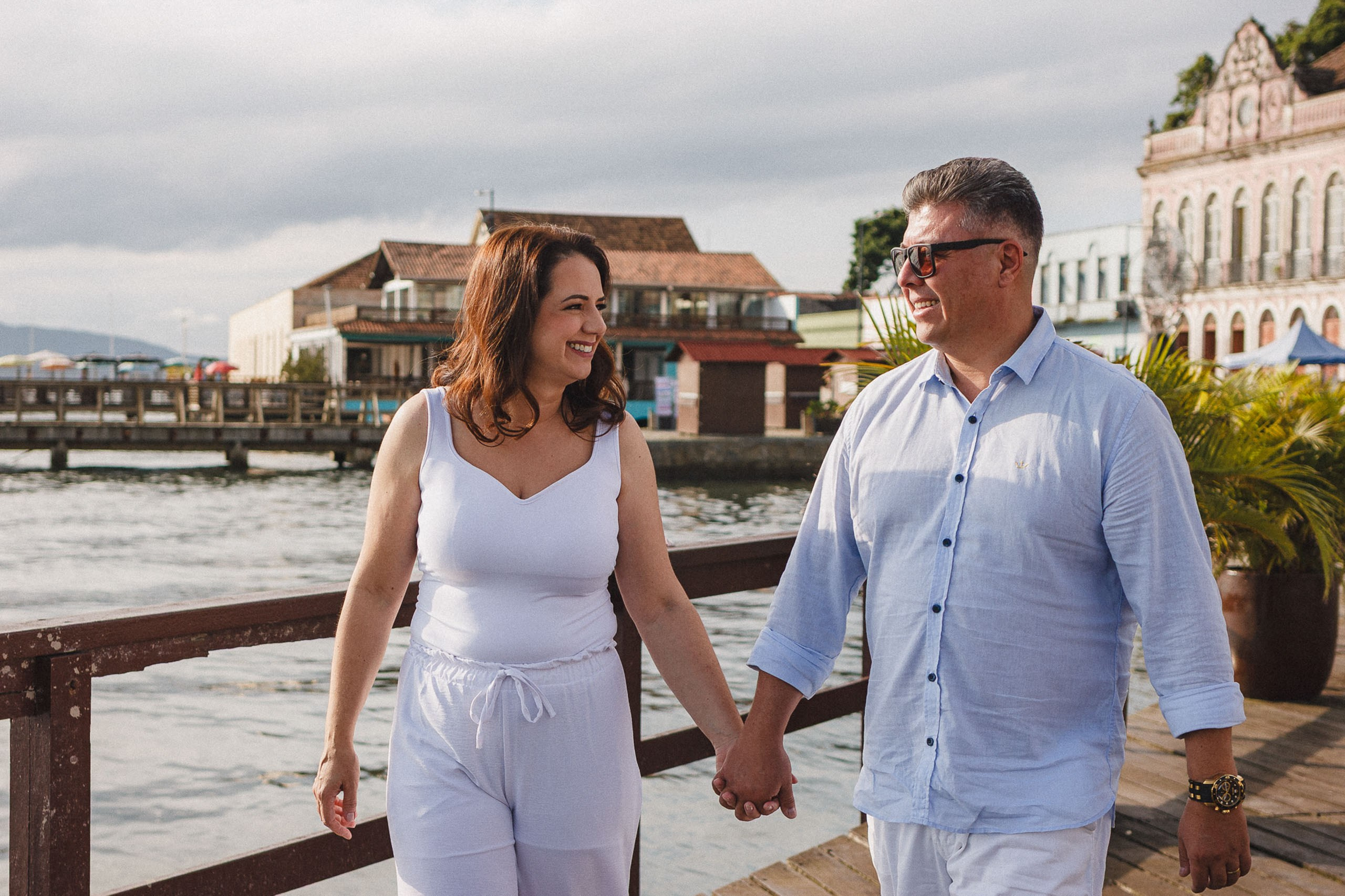 Orla de São Francisco do Sul em dia ensolarado com barcos ao fundo