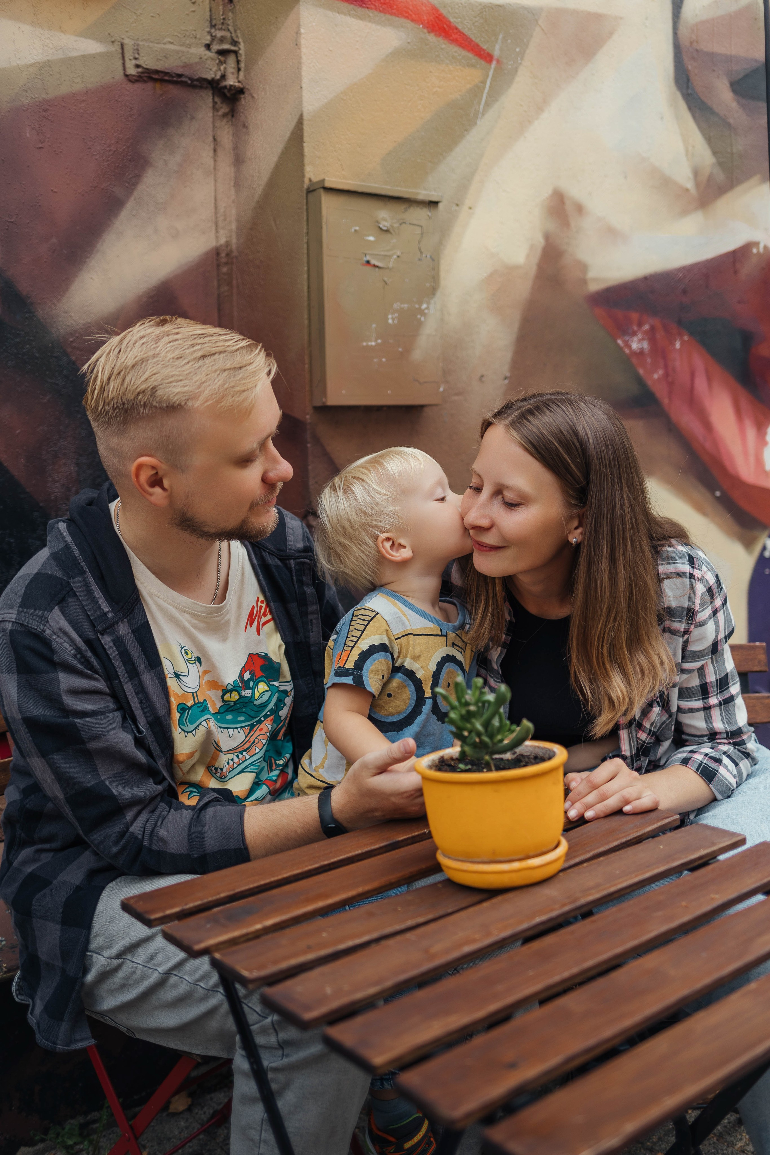 Along the streets of Vilnius in lifestyle style. Family photographer in Vilnuis Svetlana Naumova