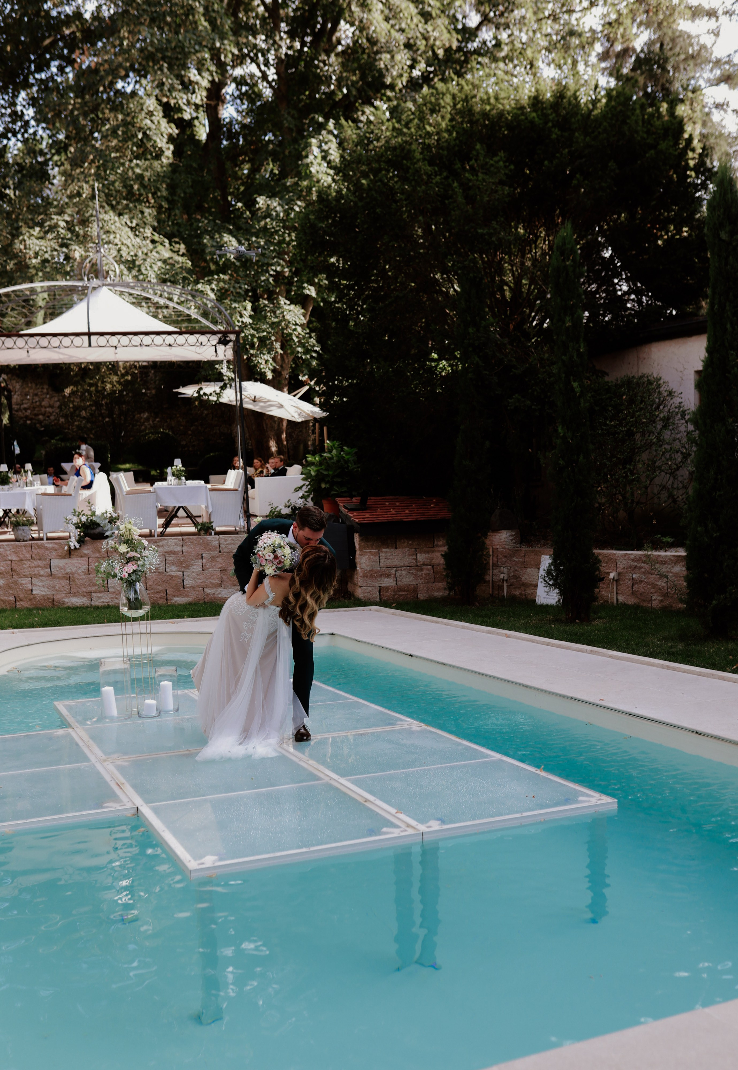 Natürliche Paarfotos im Morrhof mit mediterraner Architektur 
