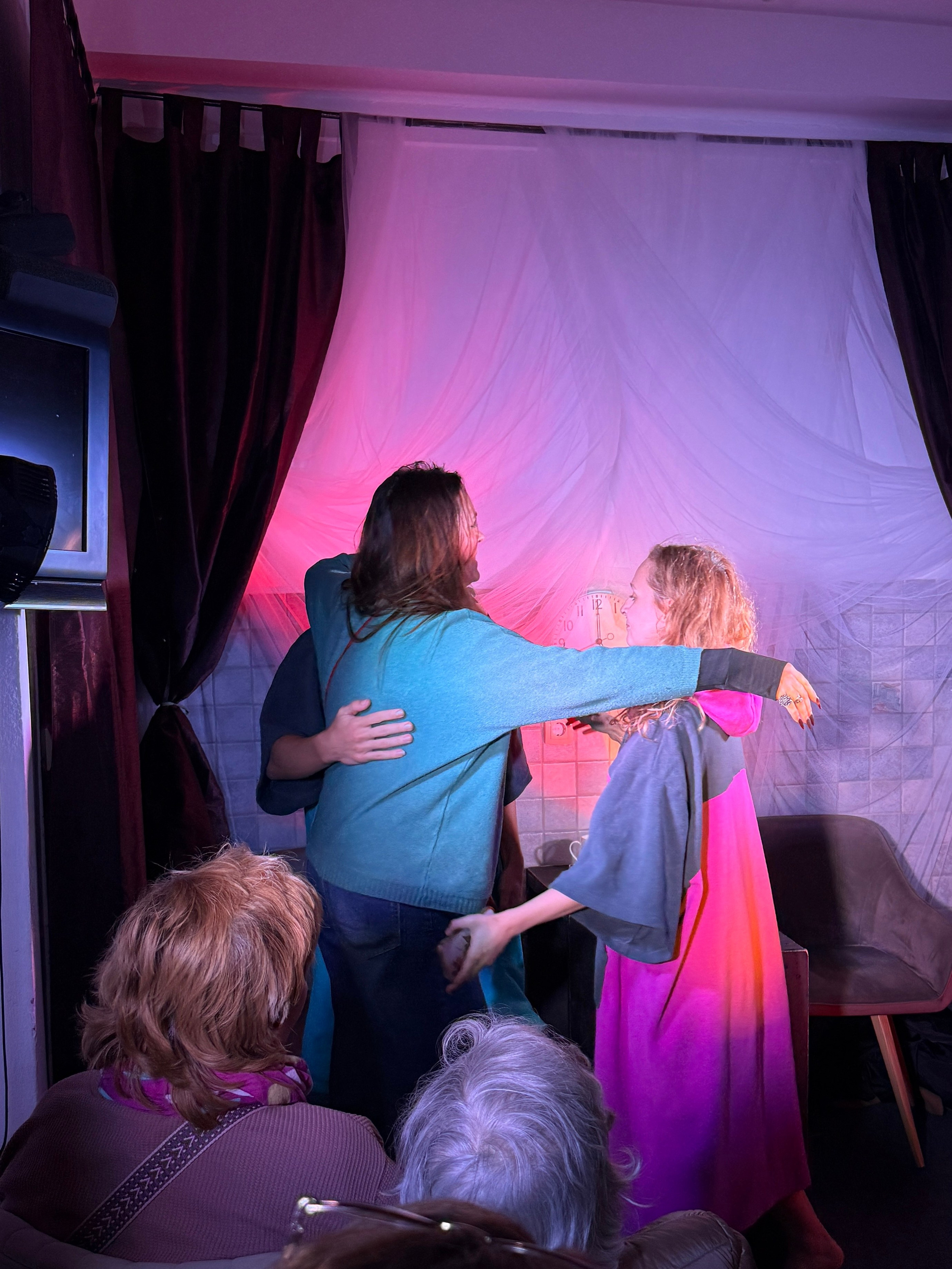 Фоторепортаж вистави у Будві. Портретний фотограф Альона Новгородцева