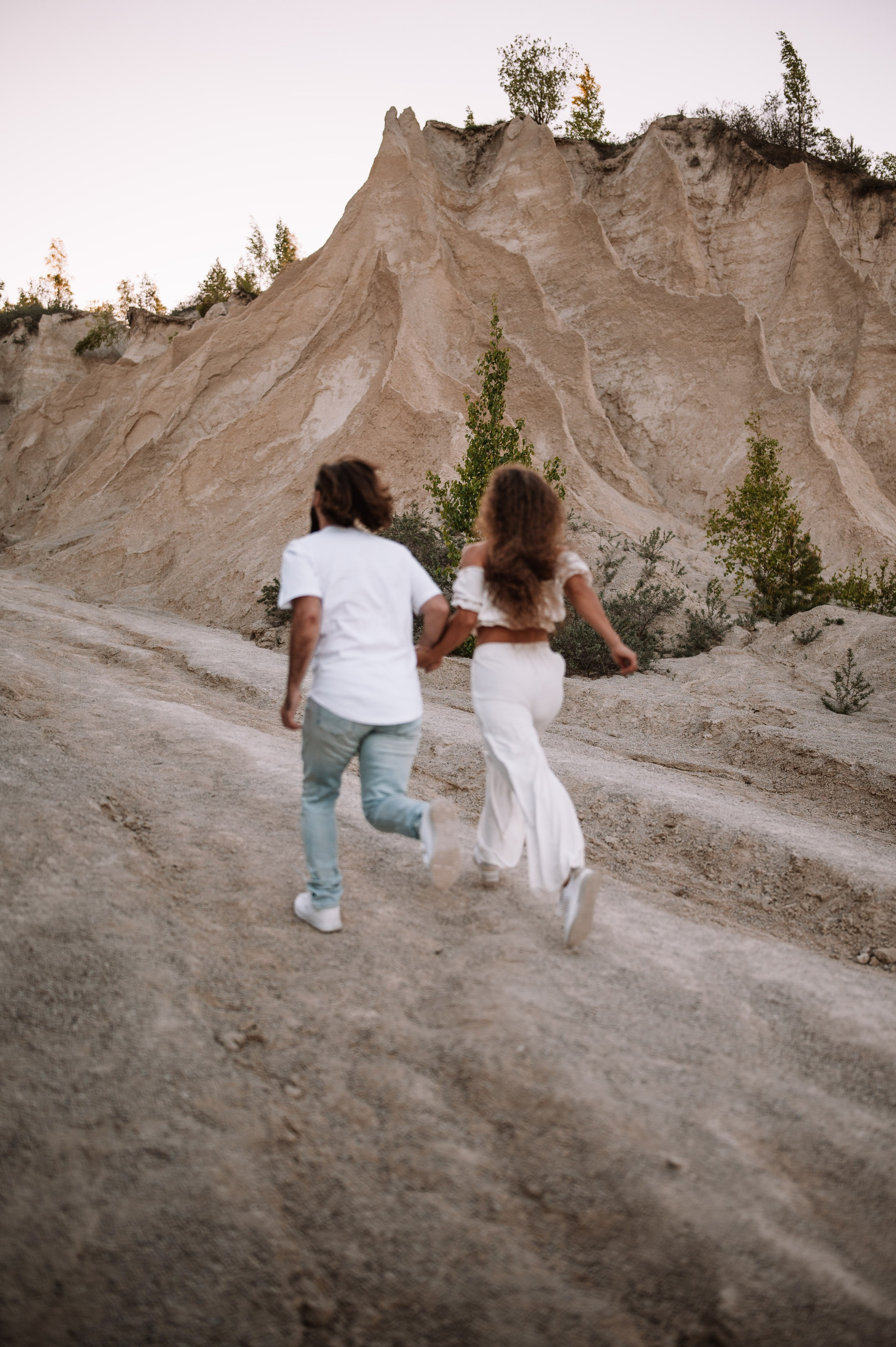 Любовь в кадре на природе от семейного фотографа