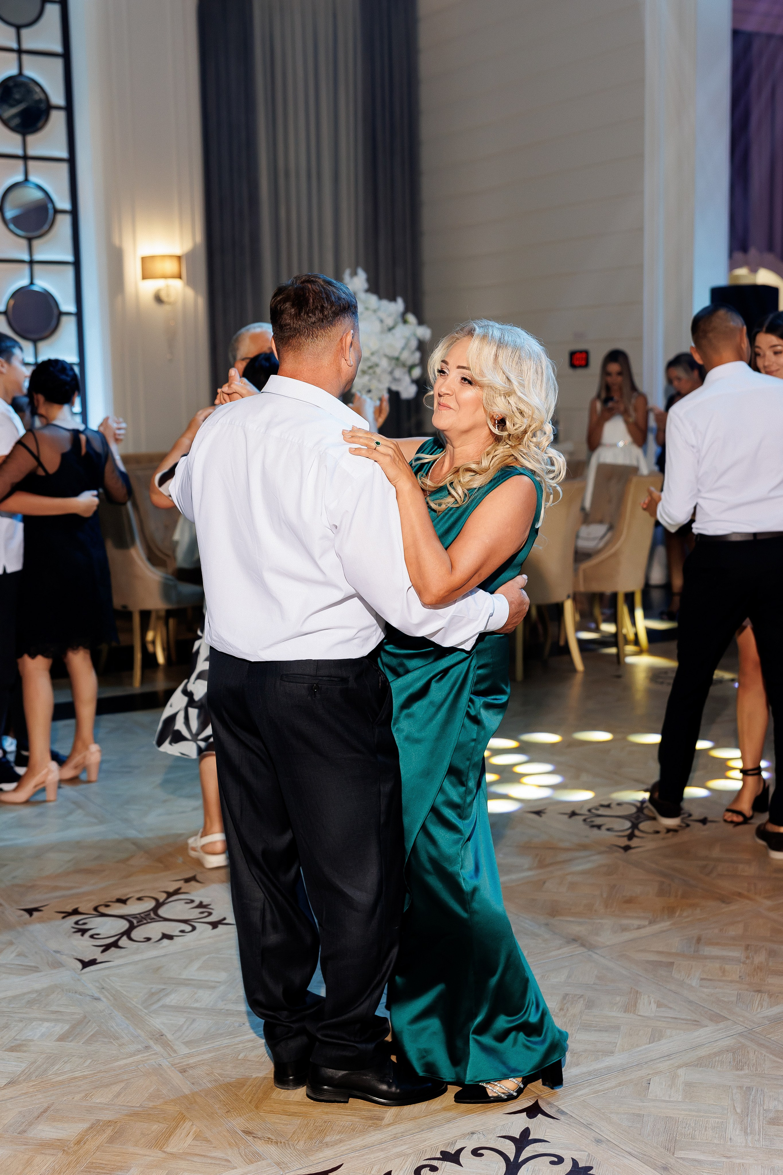 Eugen & Livia — Grand Elysee — Wedding Day. Servicii Foto și Video 067188353