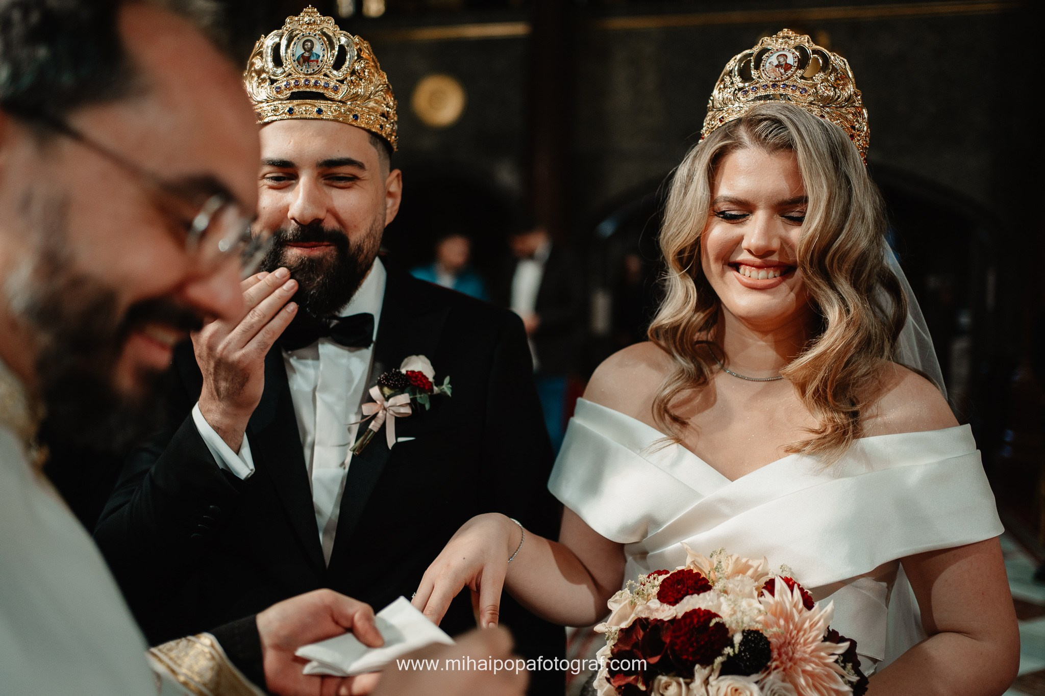 Moment emoționant între miri în ziua nunții, surprins într-un cadru natural și romantic, la Daimon Events. Fotografie de nuntă profesională, editată artistic pentru a evidenția emoția și eleganța evenimentului.