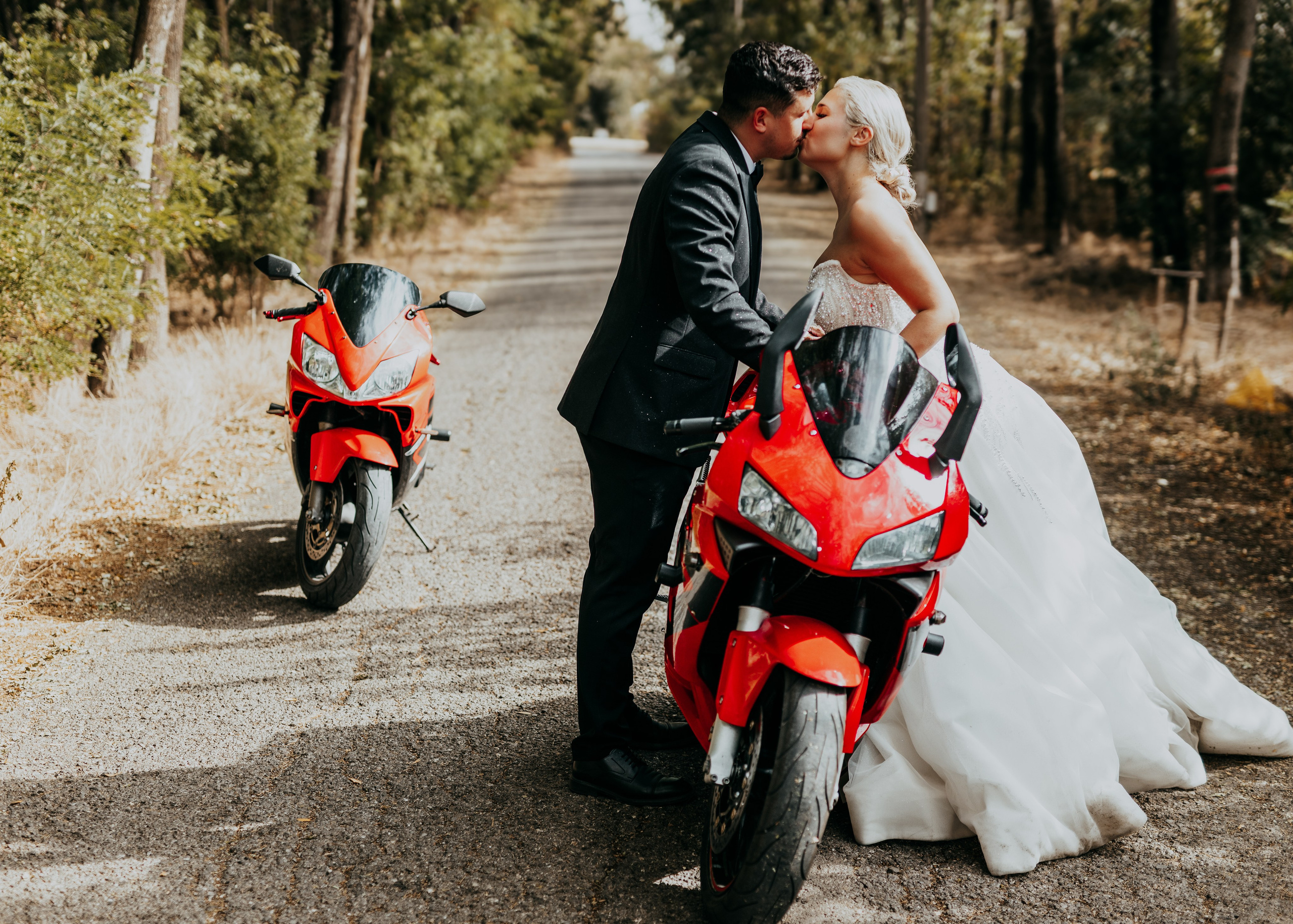 Trash the Dress cu motocicliști — ședință foto de poveste. Lucian Dedeu — Fotograf de nuntă și eveniment