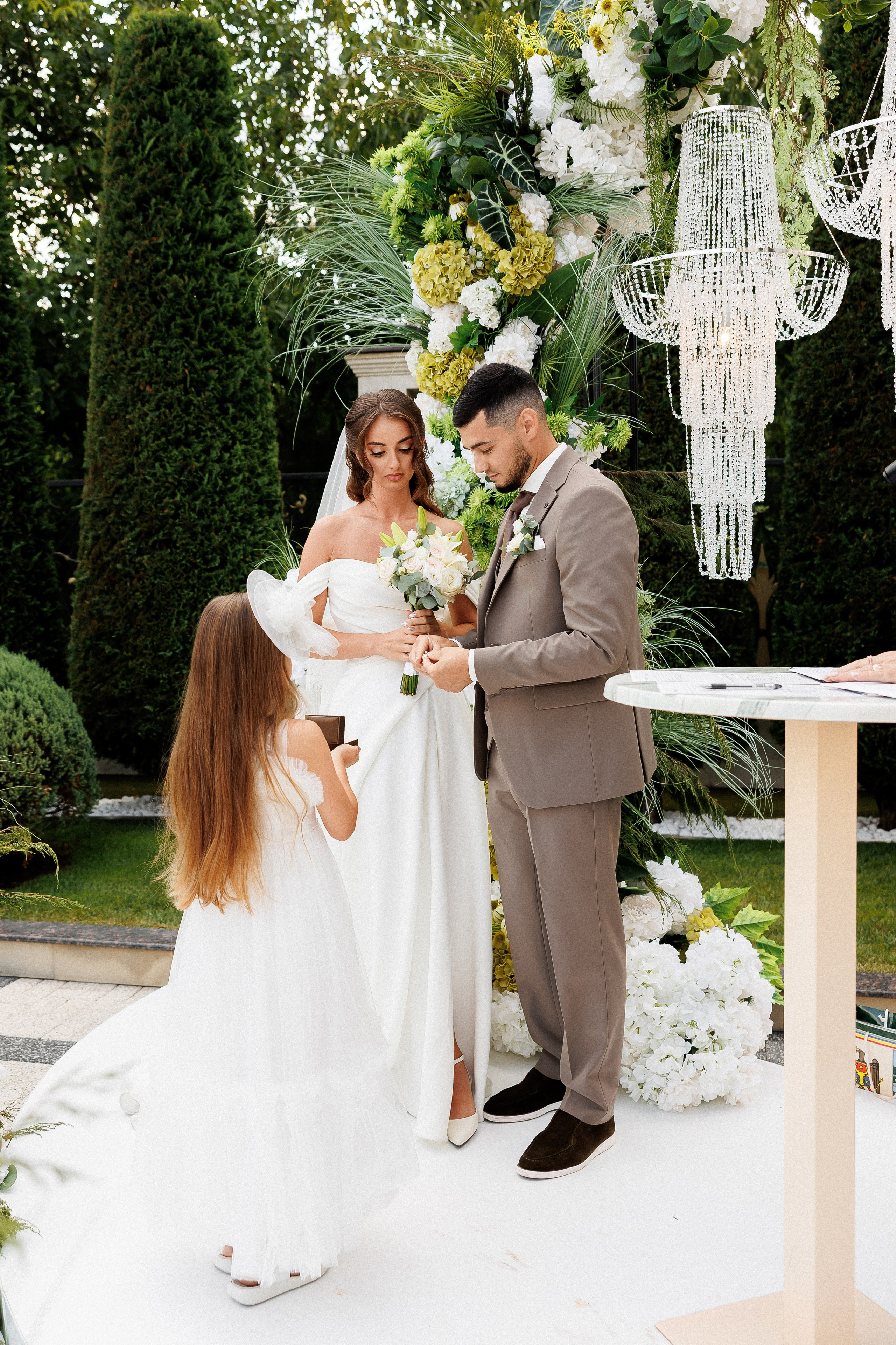 Eugen & Livia — Grand Elysee — Wedding Day. Servicii Foto și Video 067188353