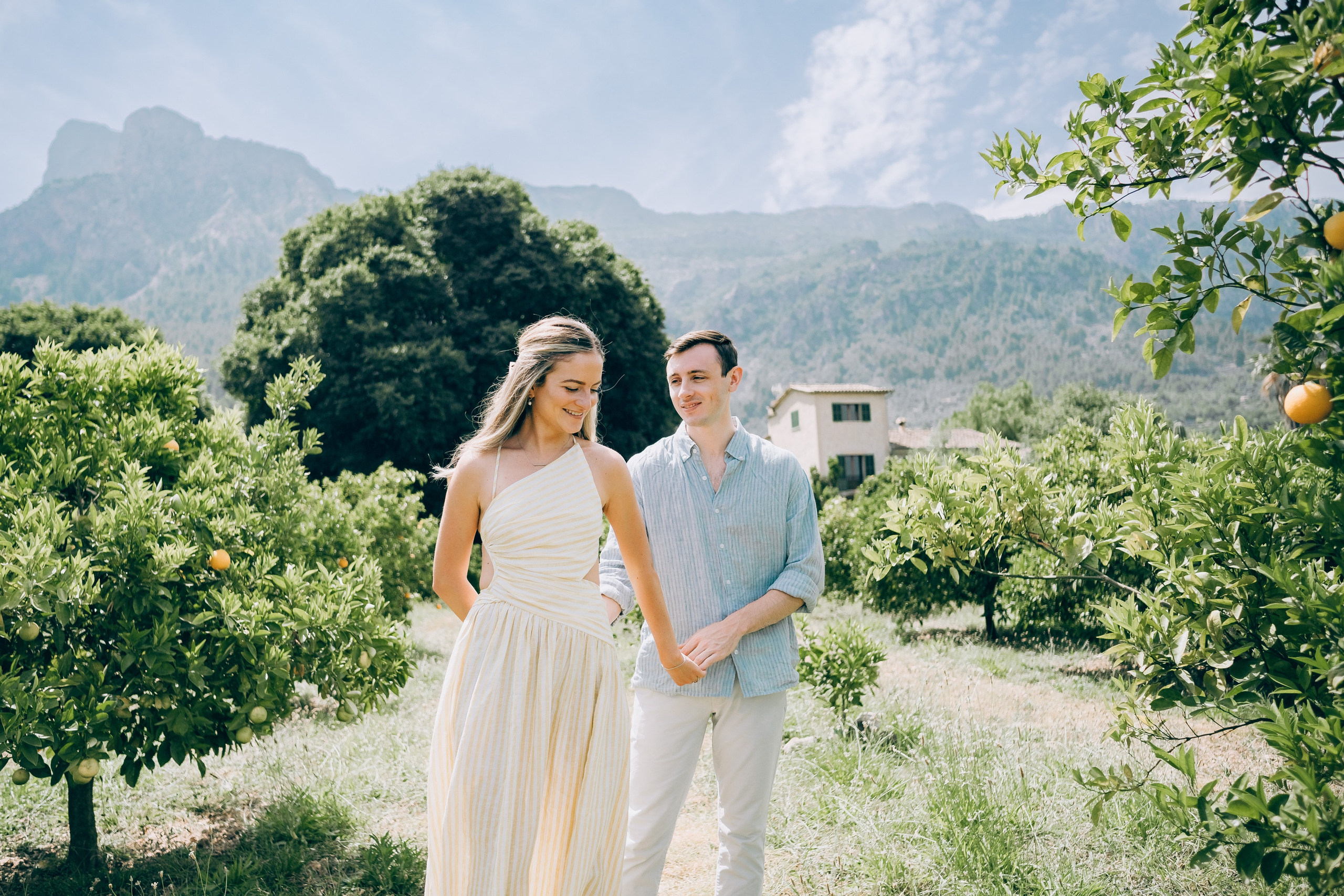 Relaxed Couple Session in Mallorca — Citrus Fields & Seaside. Фотограф у Пальма де Майорка