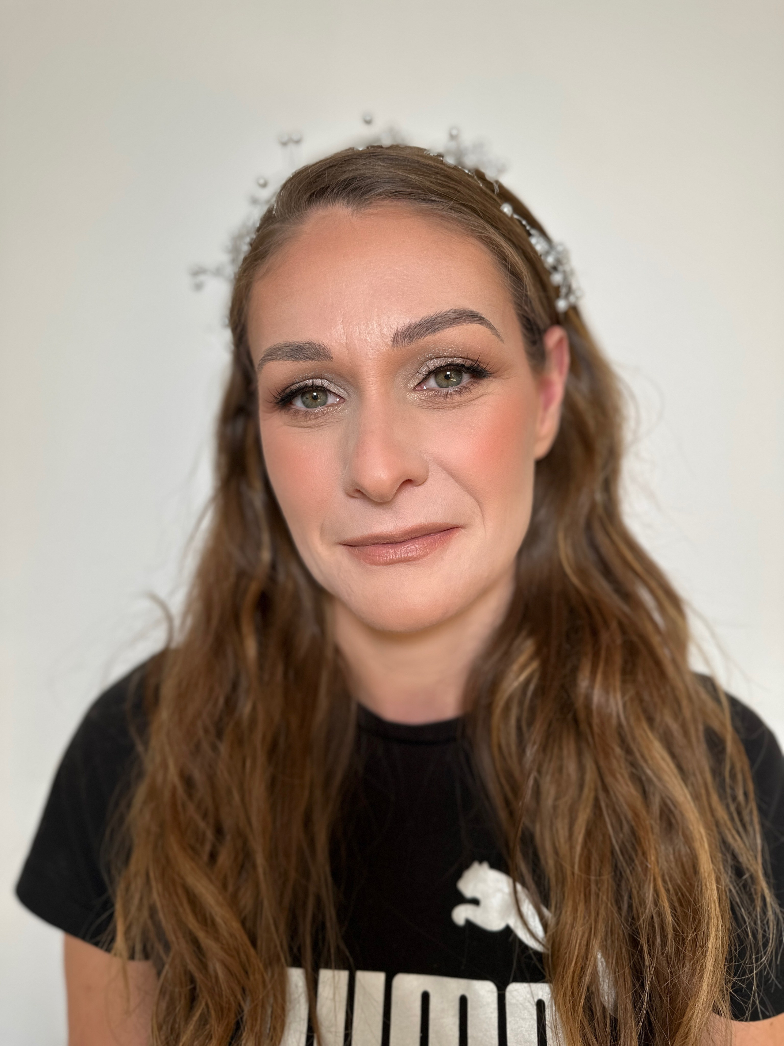 „Machiaj natural fresh și discret, cu ten luminos, nuanțe neutre și un aspect proaspăt. Ideal pentru un look elegant și effortless de zi cu zi.” 