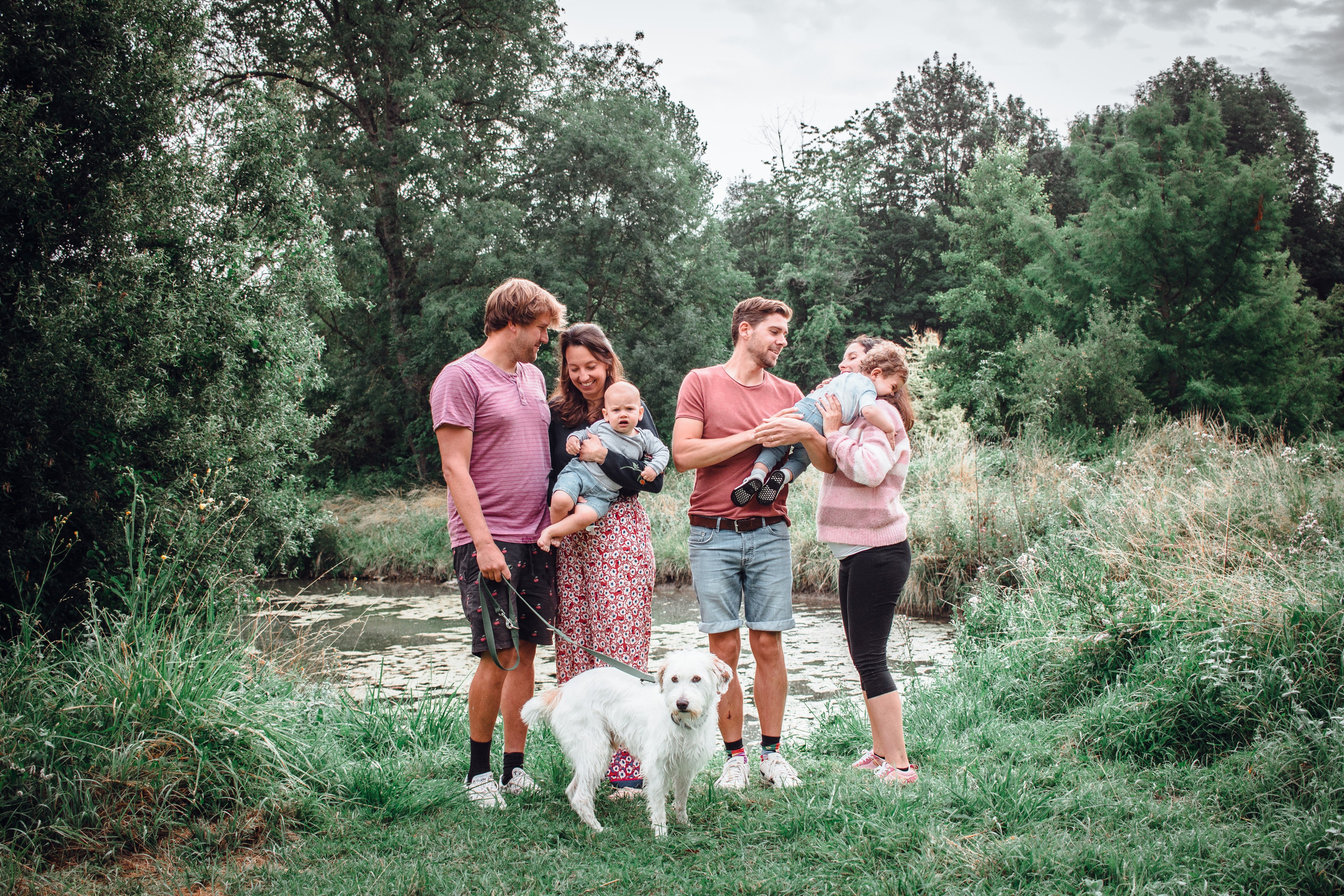 Photo de famille lifestyle près de Châtellerault, parents et enfants au naturel