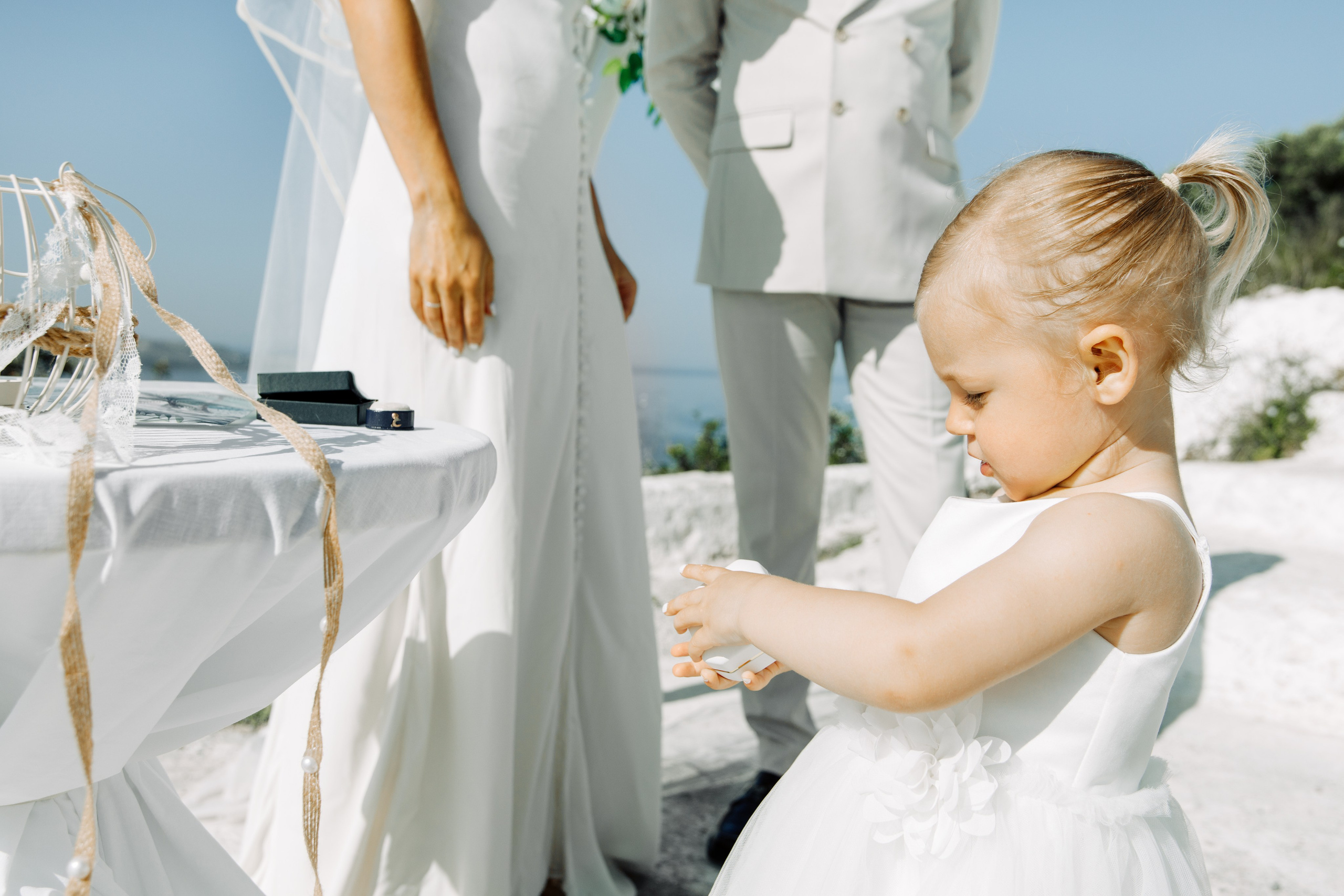 Ring exchange ceremony. Portrait- und Hochzeitsfotografin Irene Art Photo mit Sitz auf der griechischen Insel Rhodos