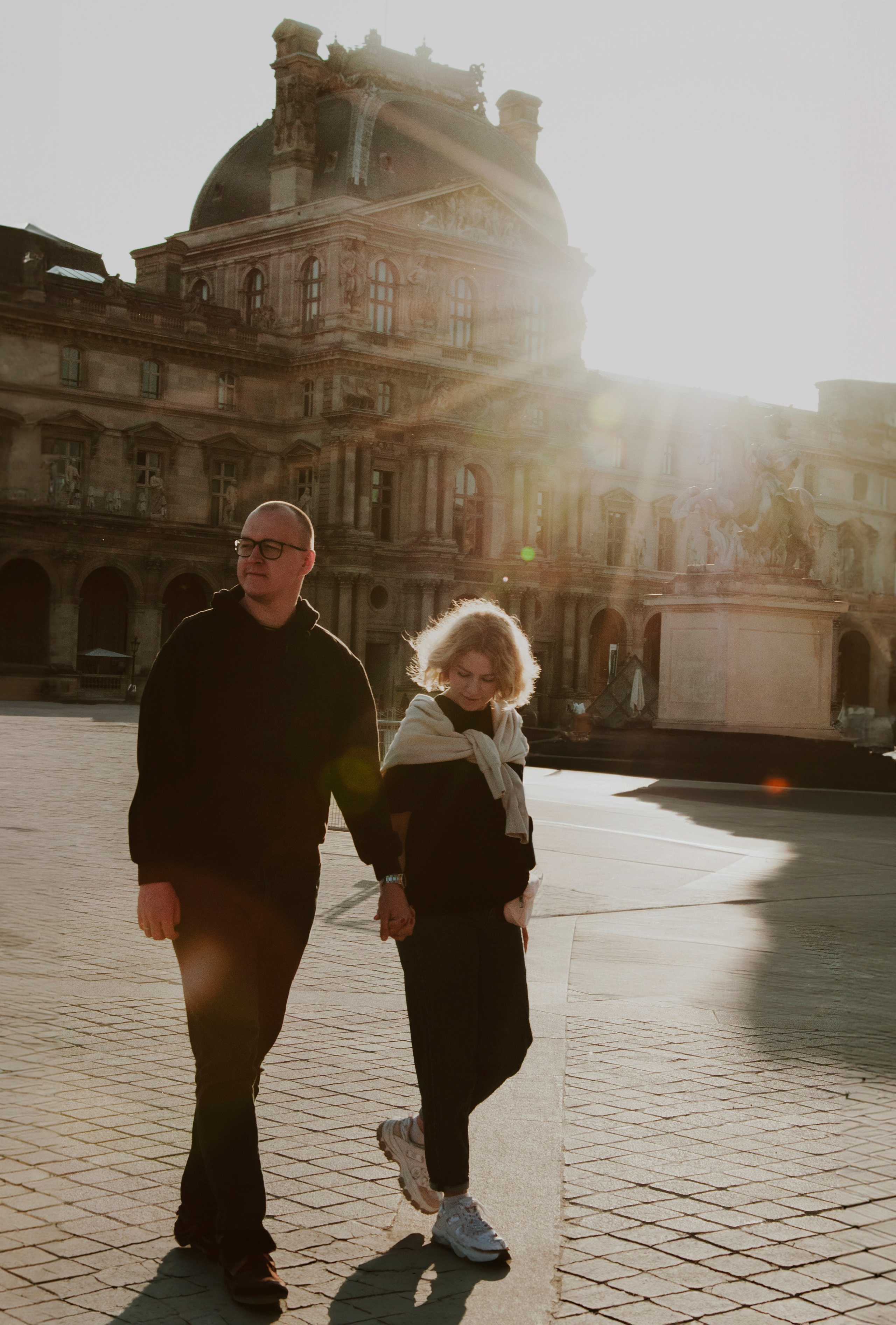 Couple photoshoot near the Louvre. Paris photographer — Polina Osipova
