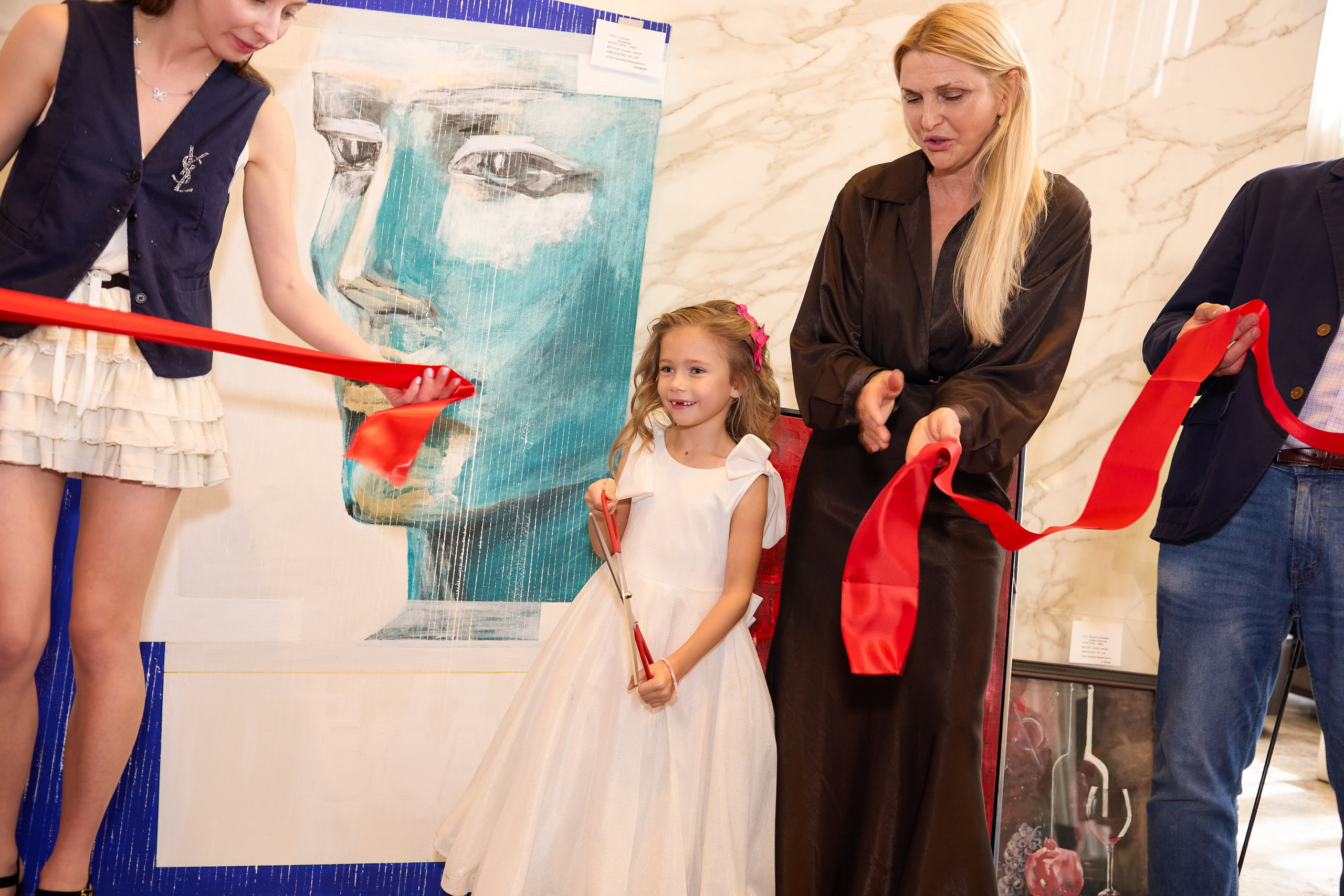 Авторская благотворительная художественная выставка Дианы Бортник. Фотограф Юлия Маковеева