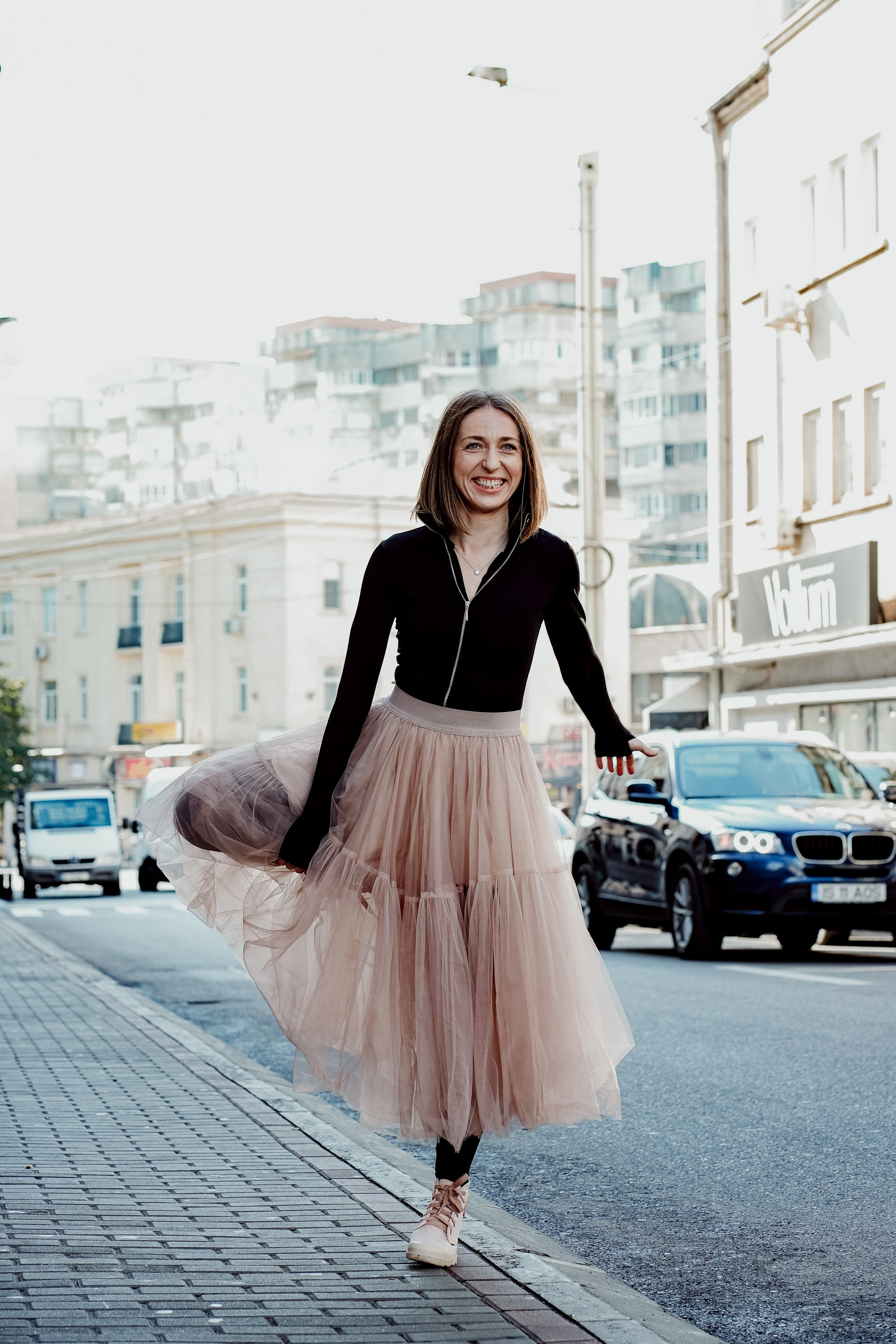 Sunt o Zeita — yoga on street. MARINABUGS