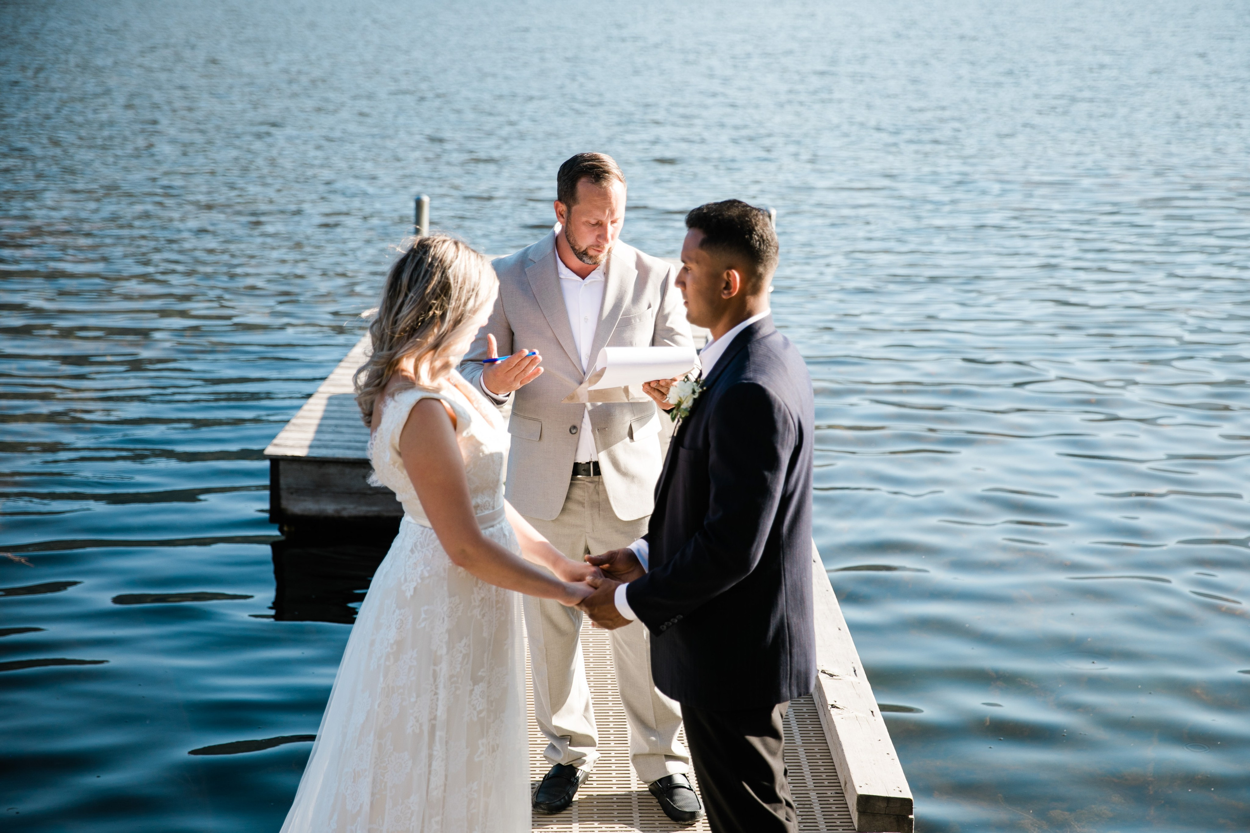 Dakota & Jarrett Wedding — Vermilion Lakes. Fotografía accesible en Calgary