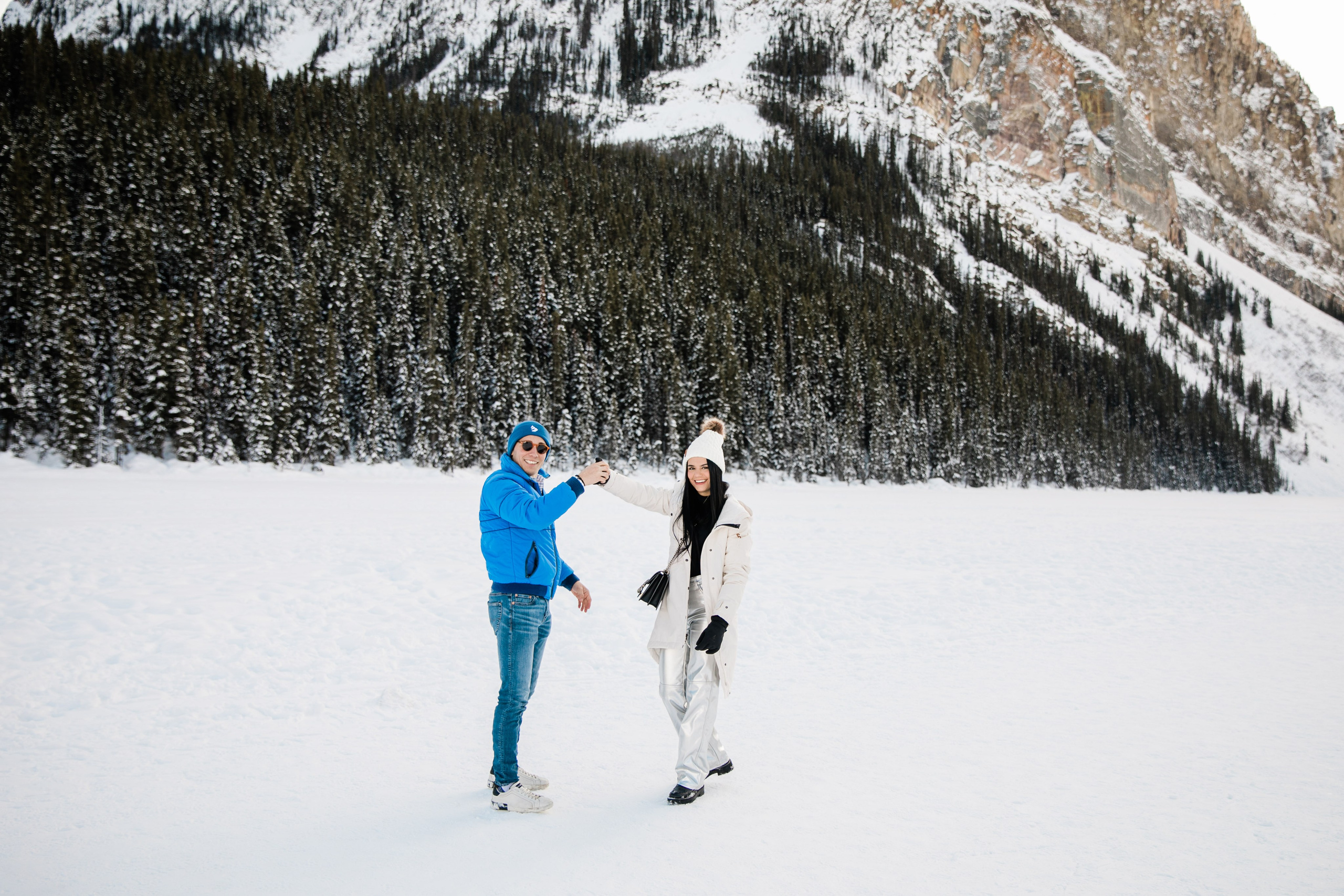 A & M — Lake Louise Engagement. Fotografía accesible en Calgary
