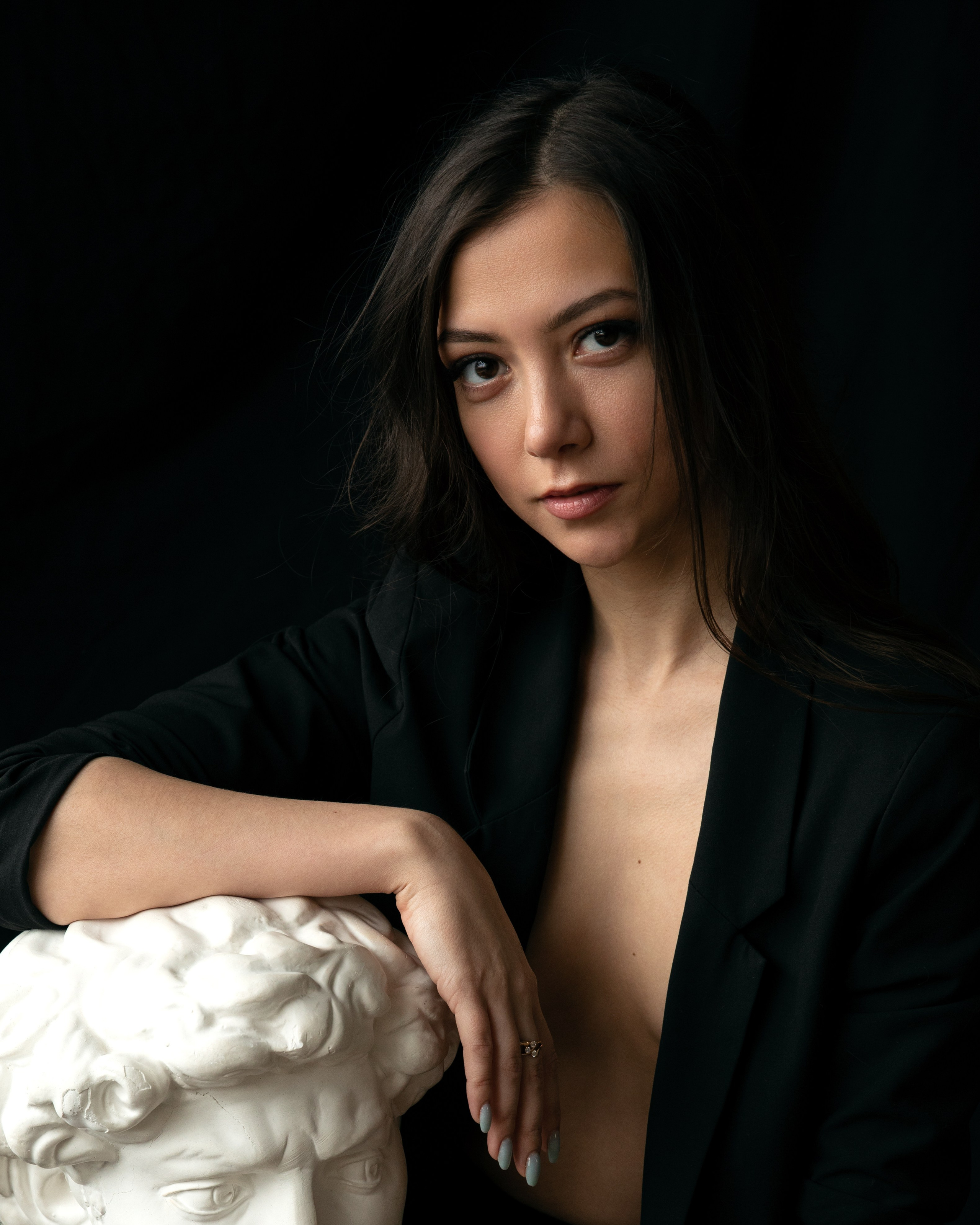 Sanfte Stärke | Minimalistische Portraitfotografie Indoor. Hochzeitsfotograf Bodensee & Allgäu | Liliana Berkut