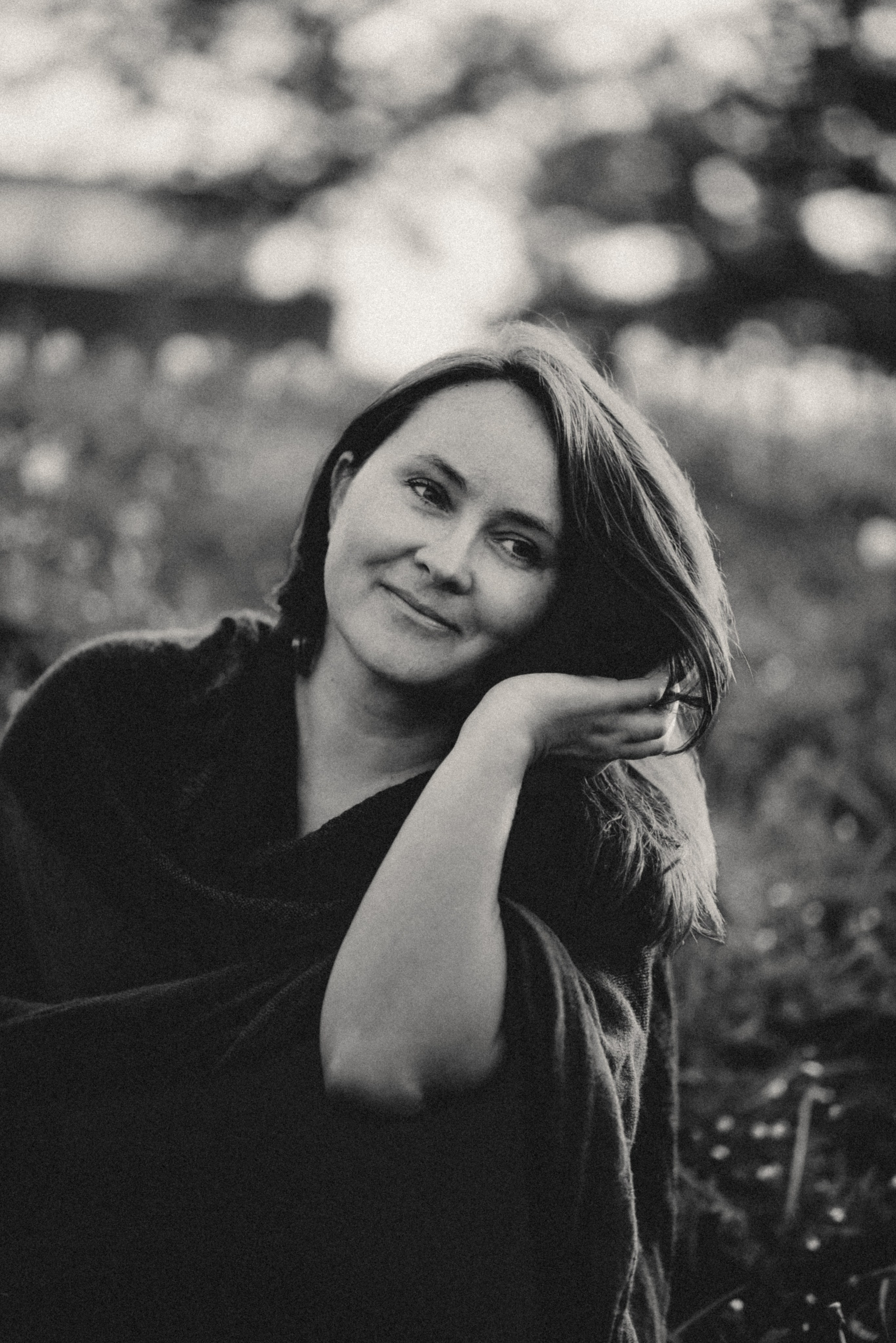 Fotoshooting eineр Geigerin beim Spielen im Freien. Schwarz-weiß Fotografie in Münster. Fotografin Viktoria Roschen