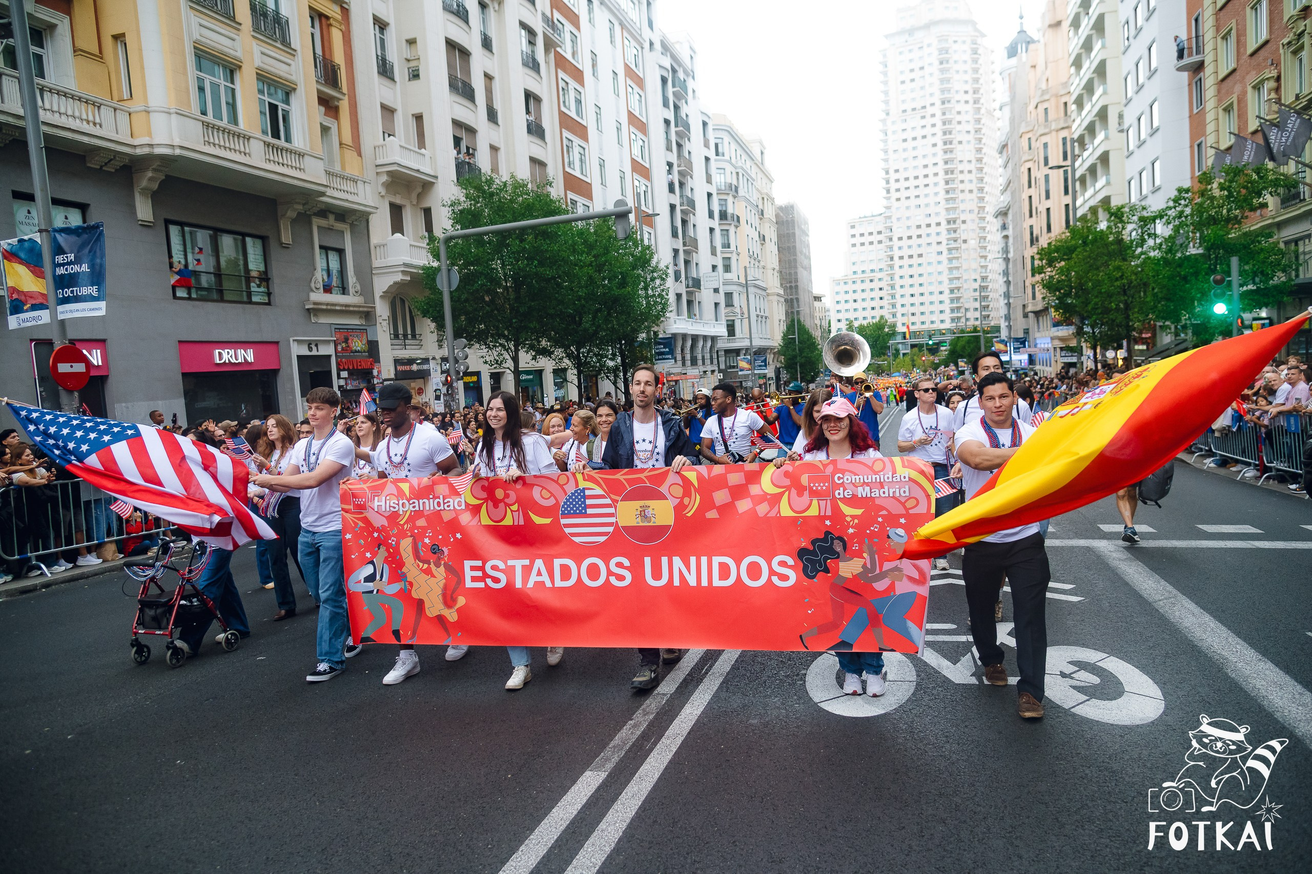 La Gran Cabalgata de la Hispanidad desfiló por la Gran Vía de Madrid — Fotos, 2026 | FOTKAI