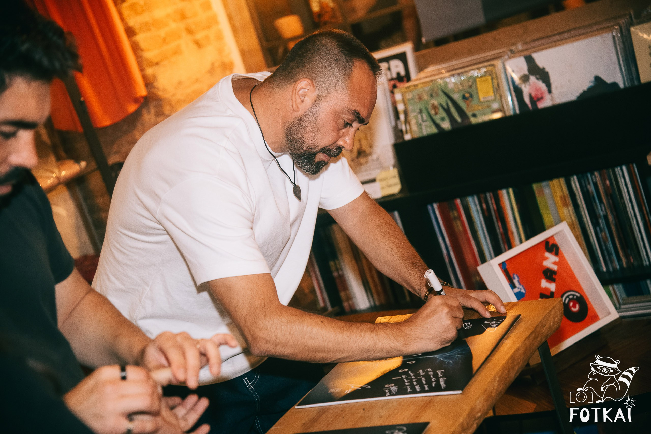 Diagnóstico Binario Launched Sinapsis with an Intimate Acoustic Set at Marilians Records, Madrid, 2026 | FOTKAI