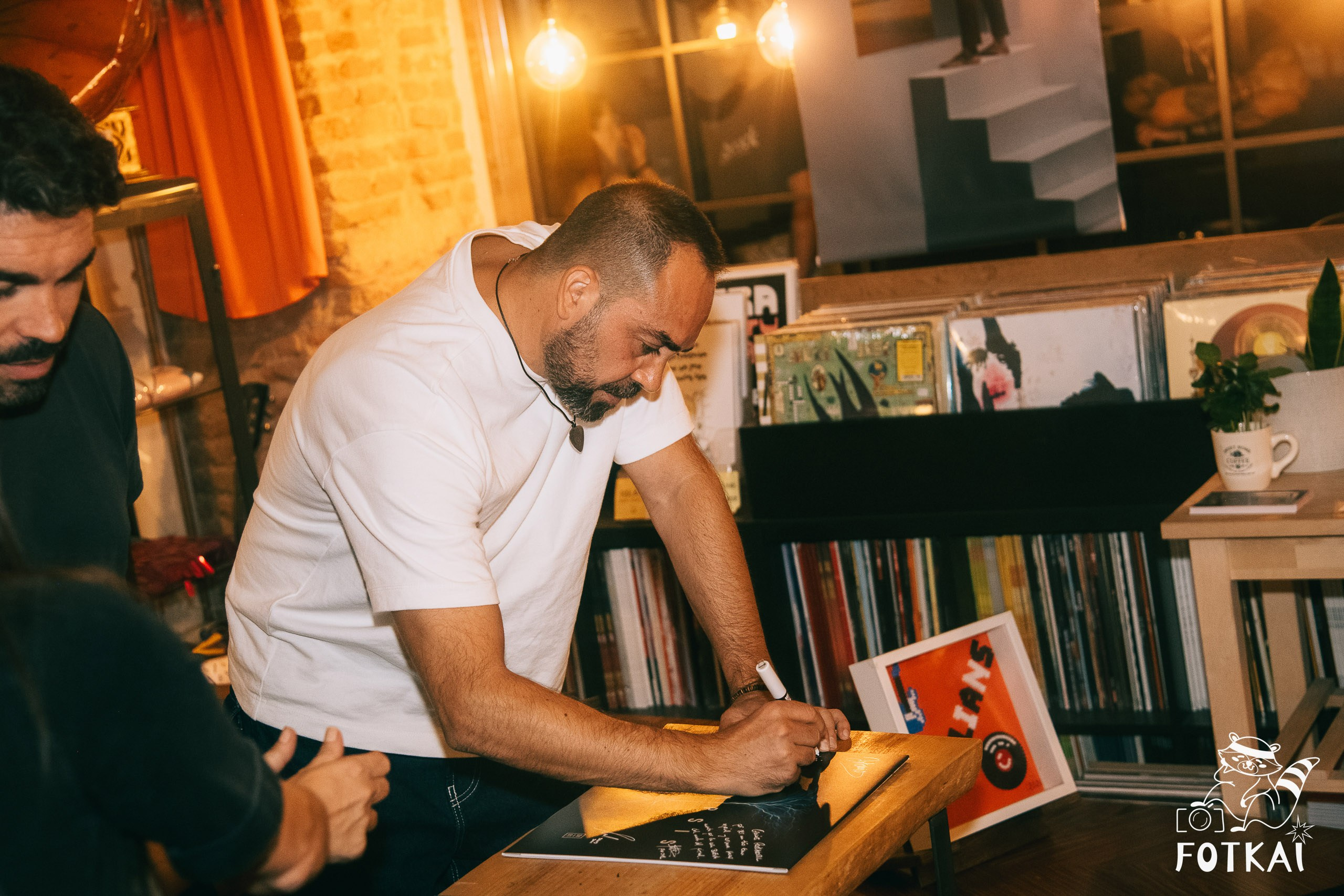 Diagnóstico Binario Launched Sinapsis with an Intimate Acoustic Set at Marilians Records, Madrid, 2026 | FOTKAI
