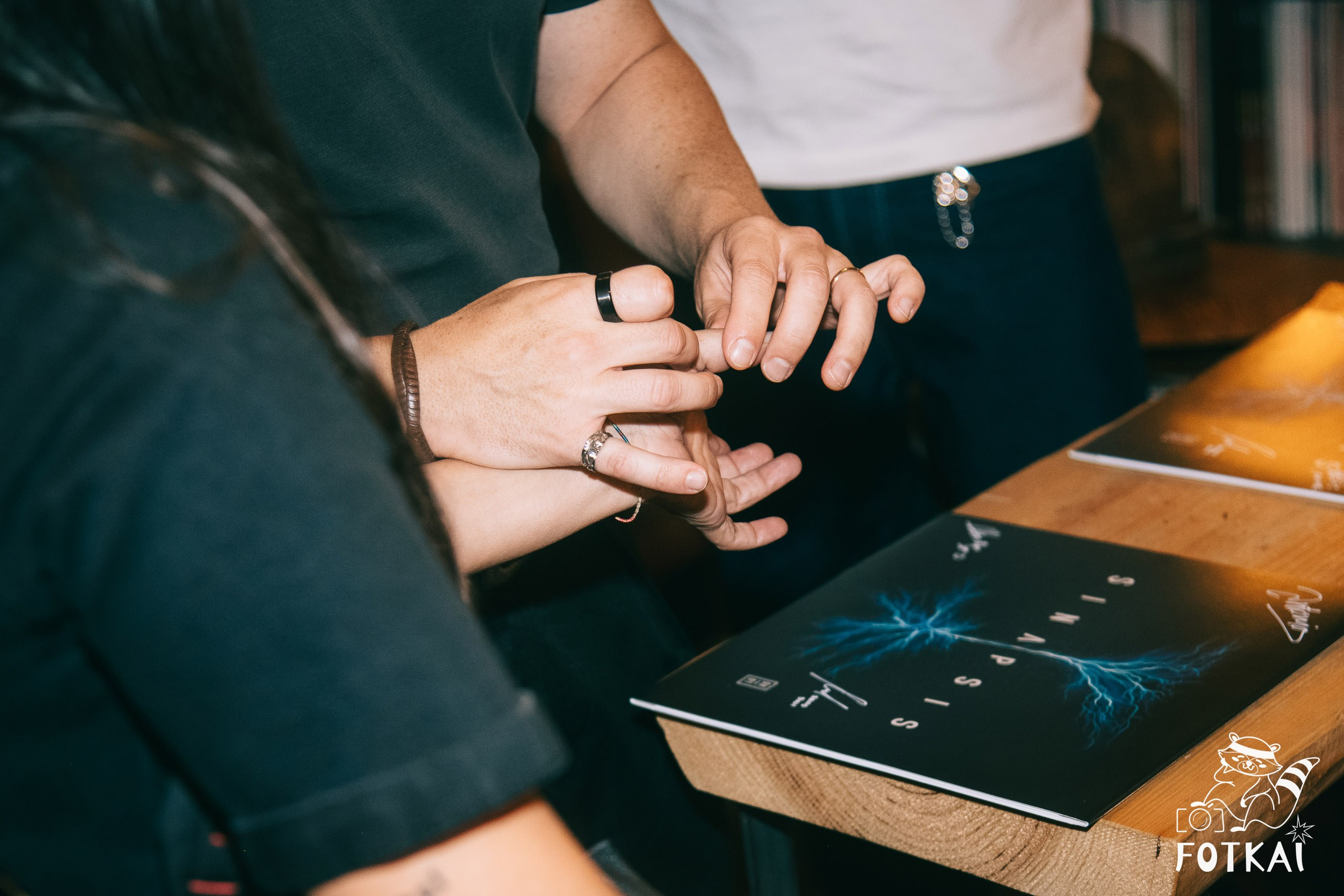 Diagnóstico Binario Launched Sinapsis with an Intimate Acoustic Set at Marilians Records, Madrid, 2026 | FOTKAI