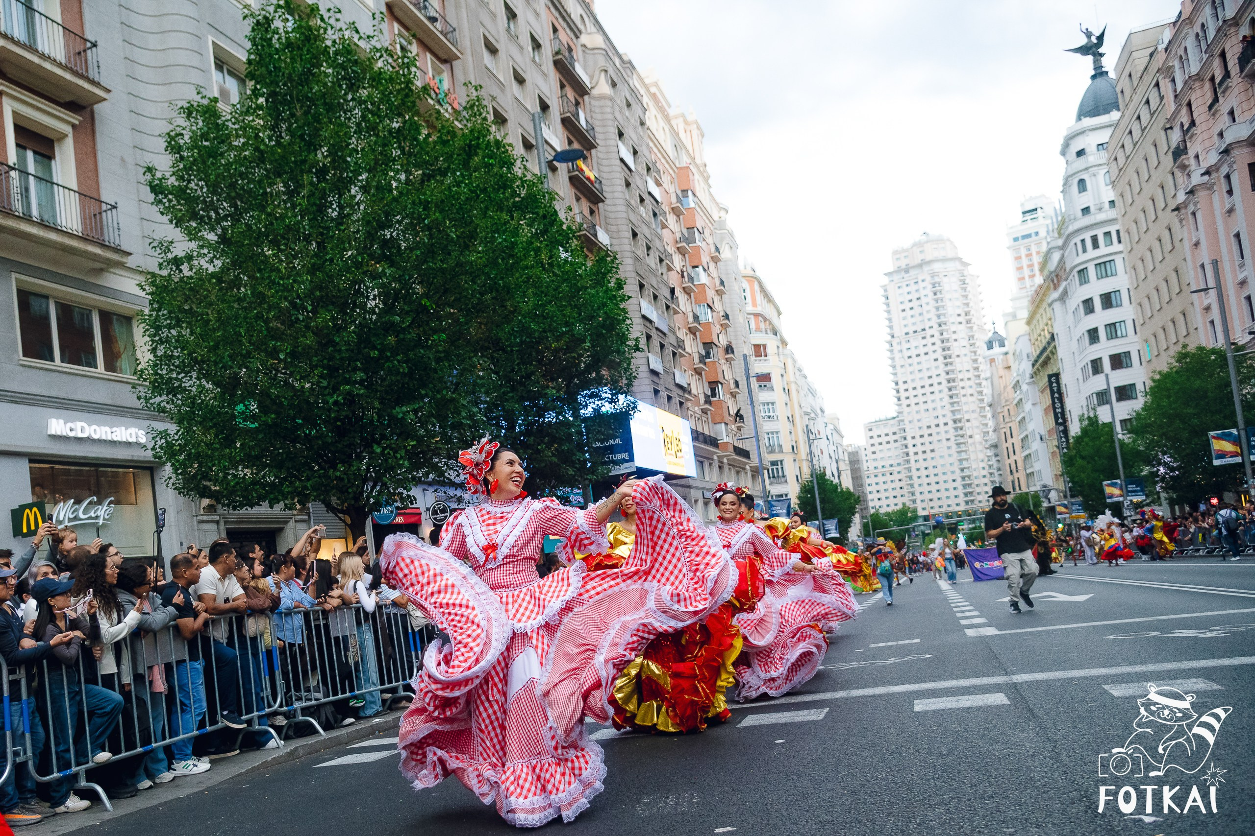 La Gran Cabalgata de la Hispanidad desfiló por la Gran Vía de Madrid — Fotos, 2026 | FOTKAI