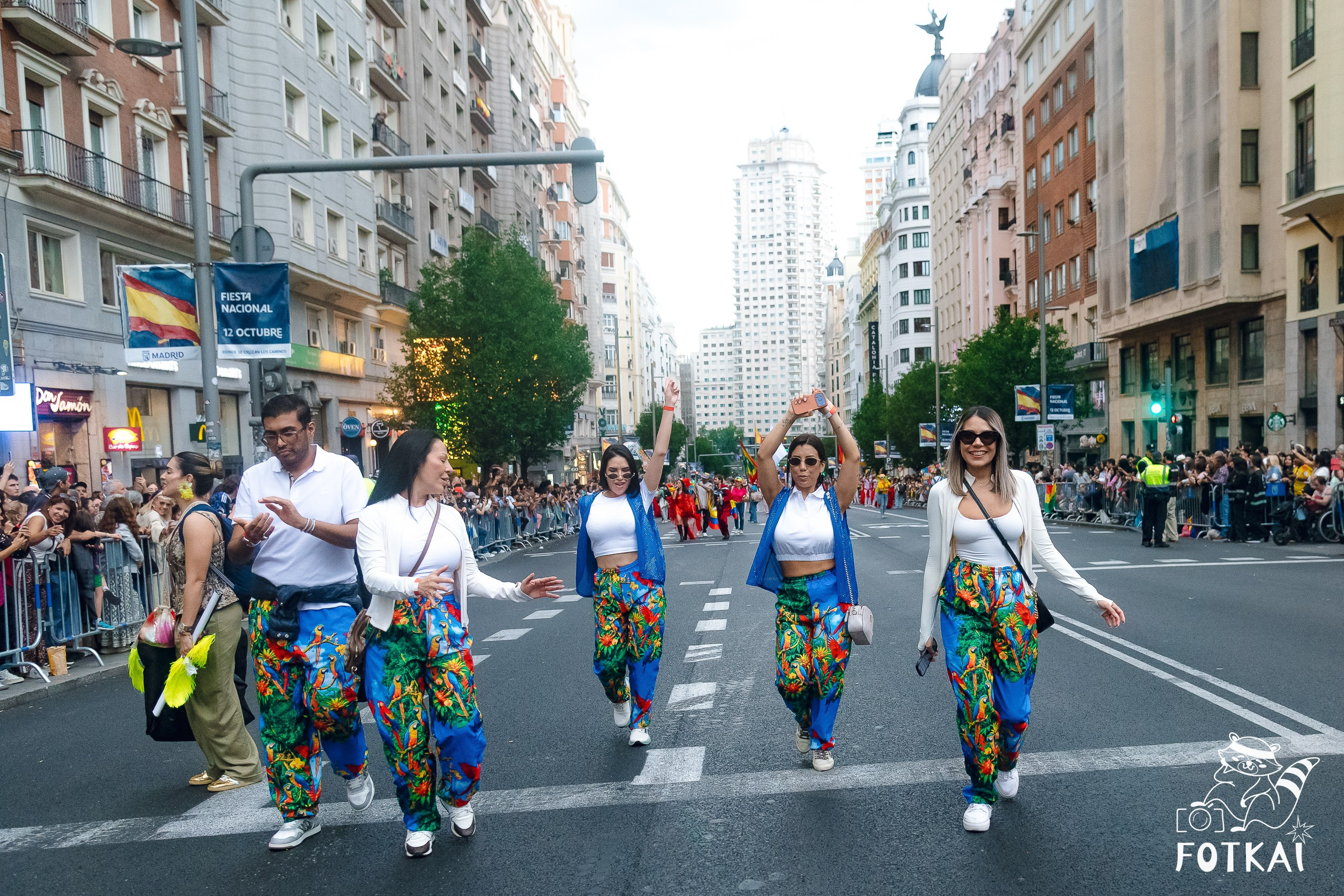La Gran Cabalgata de la Hispanidad desfiló por la Gran Vía de Madrid — Fotos, 2026 | FOTKAI