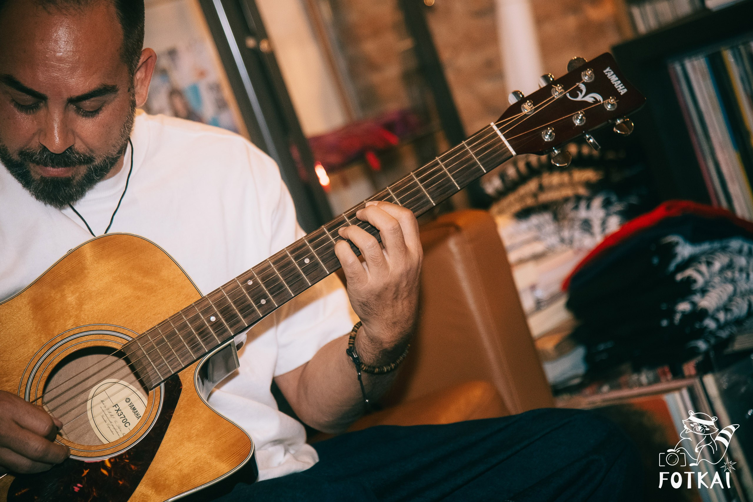 Diagnóstico Binario Launched Sinapsis with an Intimate Acoustic Set at Marilians Records, Madrid, 2026 | FOTKAI