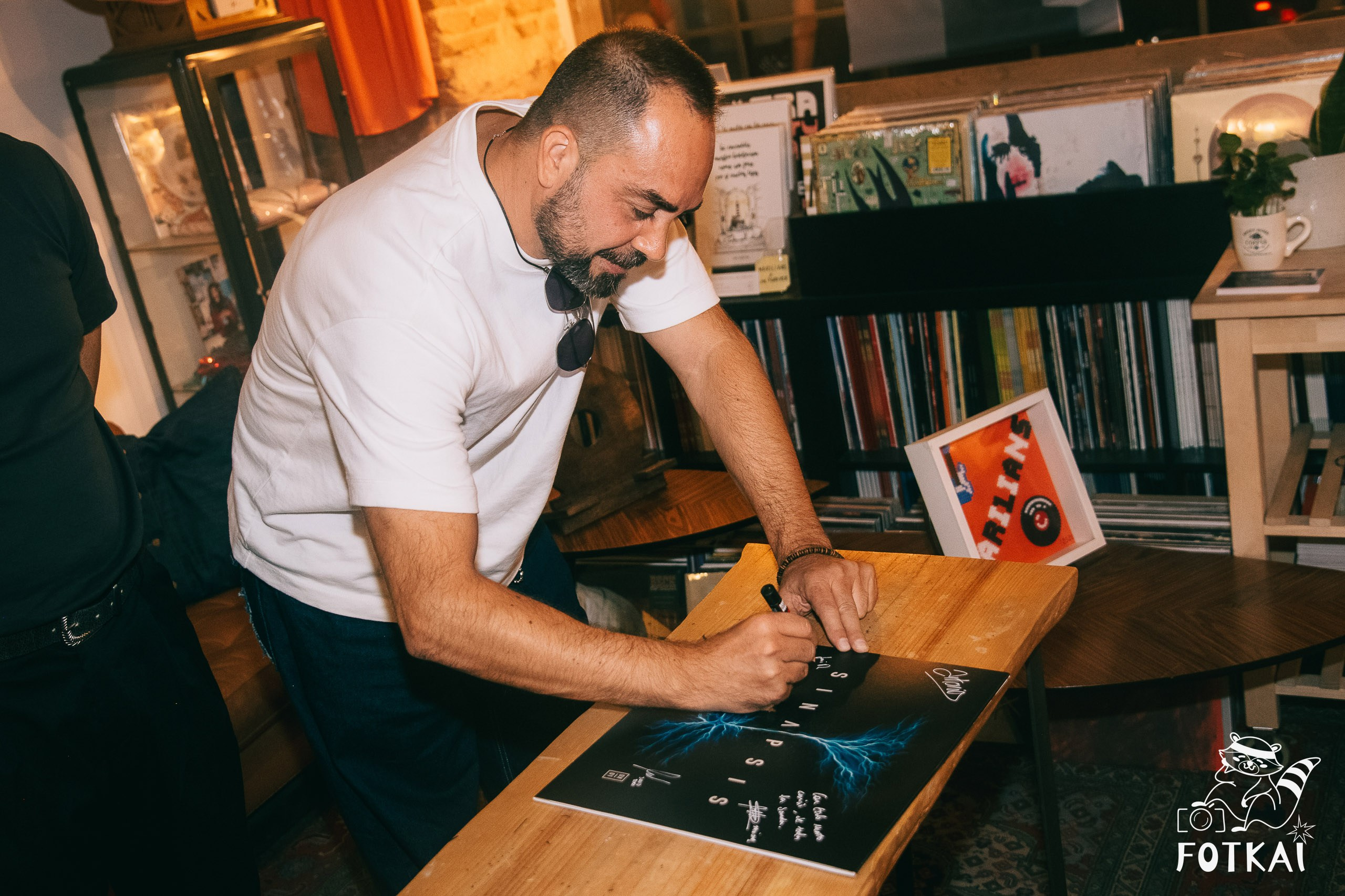 Diagnóstico Binario Launched Sinapsis with an Intimate Acoustic Set at Marilians Records, Madrid, 2026 | FOTKAI