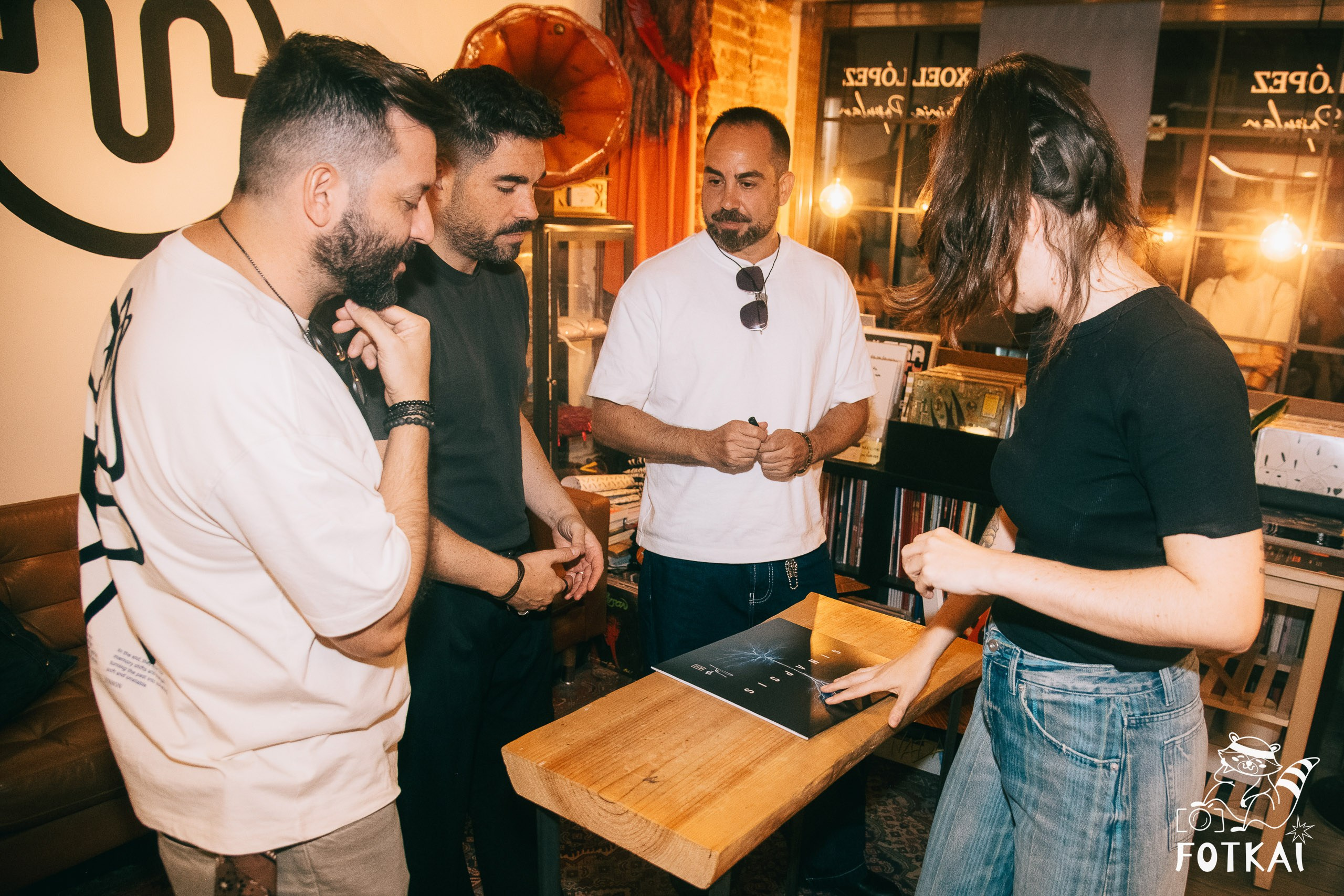 Diagnóstico Binario Launched Sinapsis with an Intimate Acoustic Set at Marilians Records, Madrid, 2026 | FOTKAI