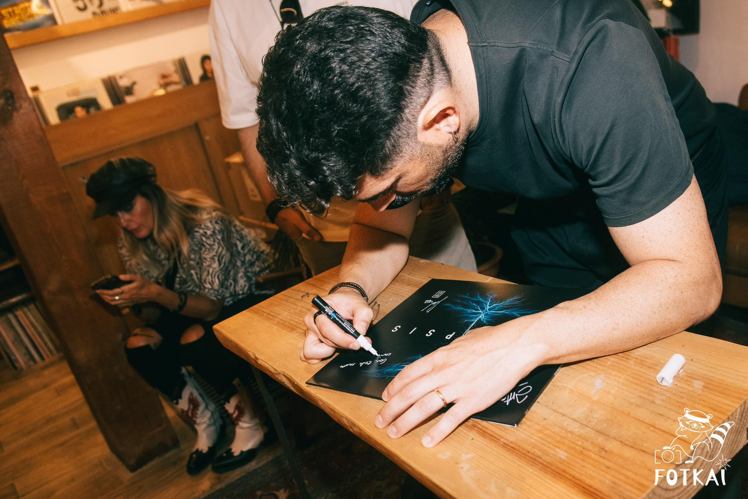 Diagnóstico Binario Launched Sinapsis with an Intimate Acoustic Set at Marilians Records, Madrid, 2026 | FOTKAI
