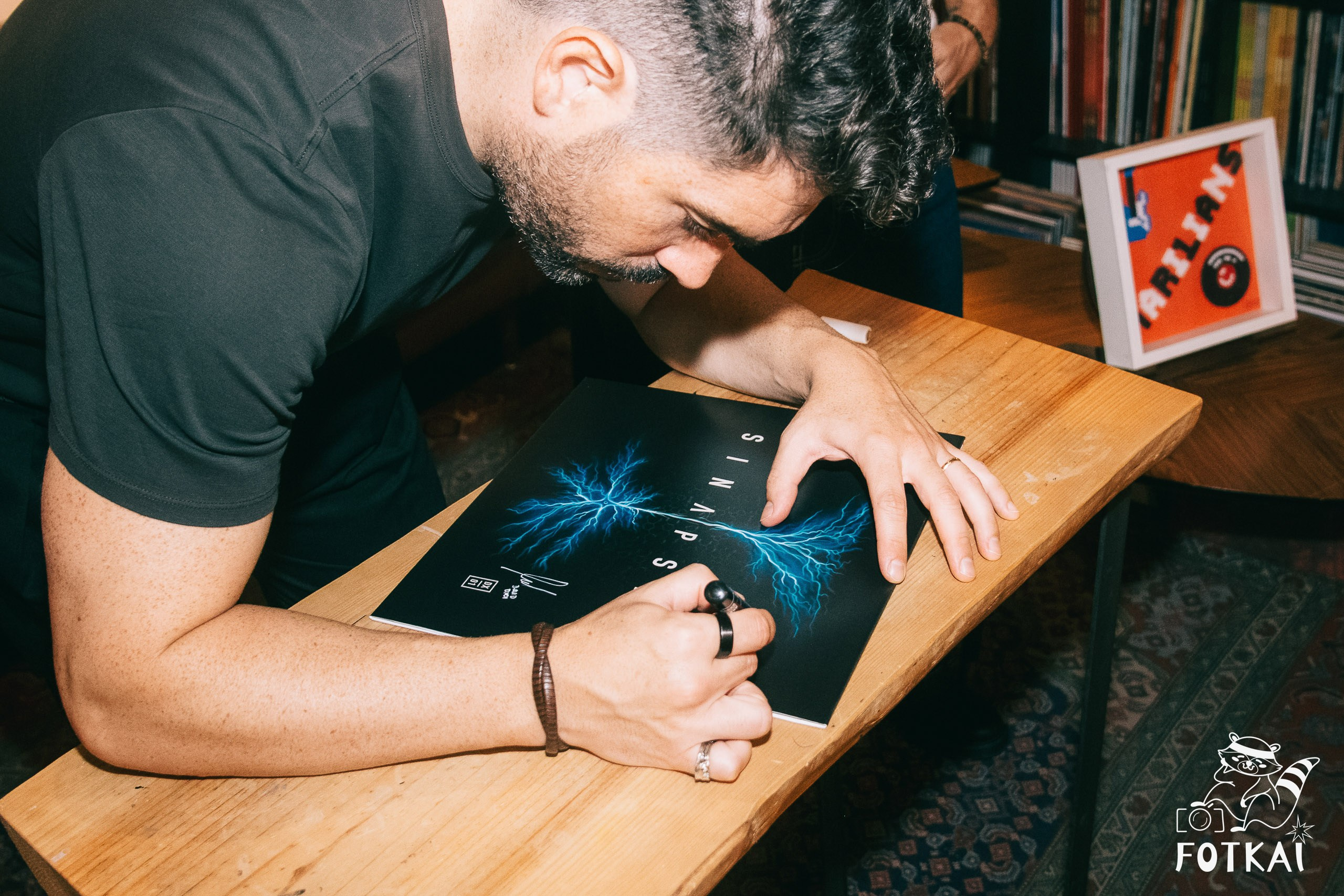 Diagnóstico Binario Launched Sinapsis with an Intimate Acoustic Set at Marilians Records, Madrid, 2026 | FOTKAI