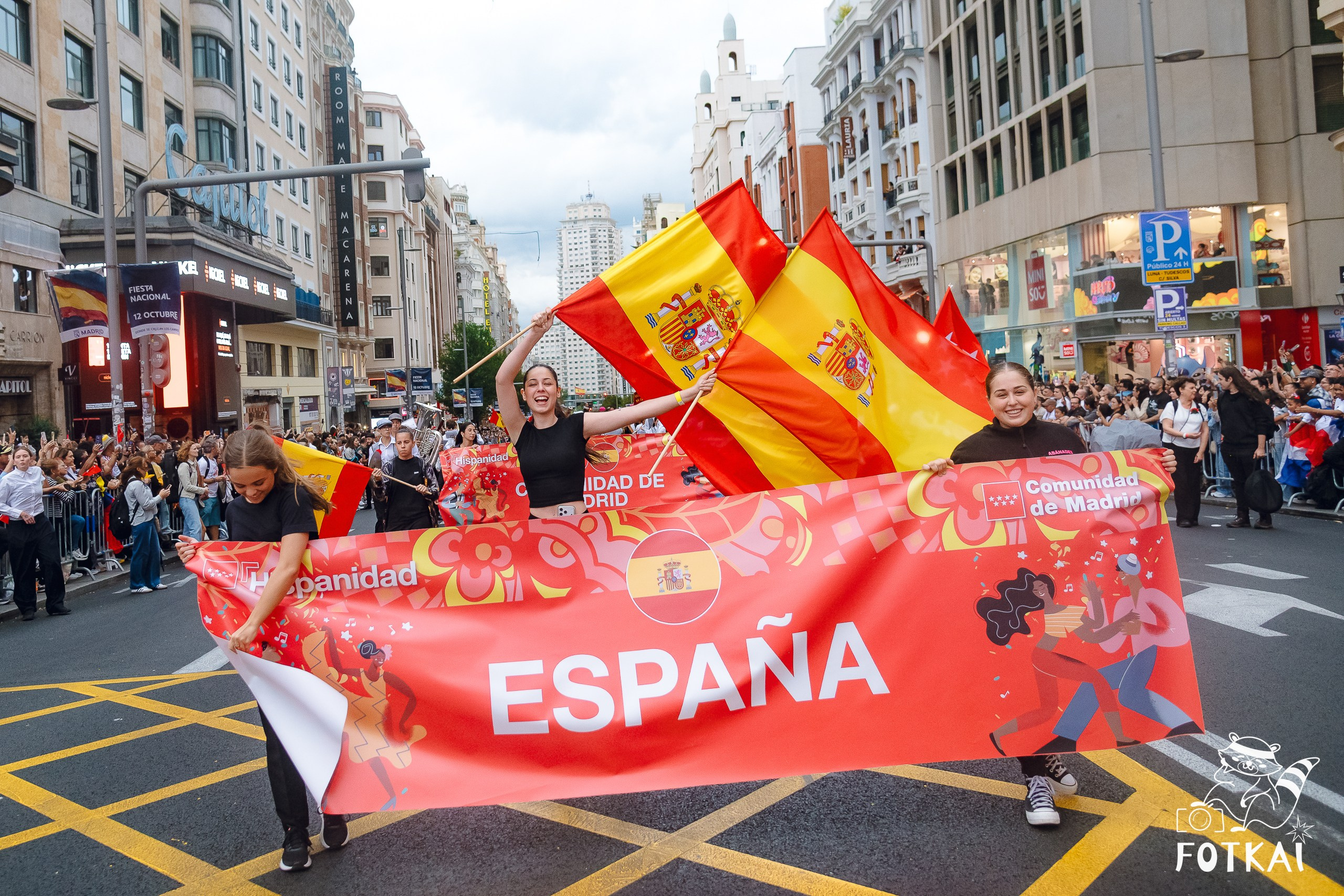 La Gran Cabalgata de la Hispanidad desfiló por la Gran Vía de Madrid — Fotos, 2026 | FOTKAI