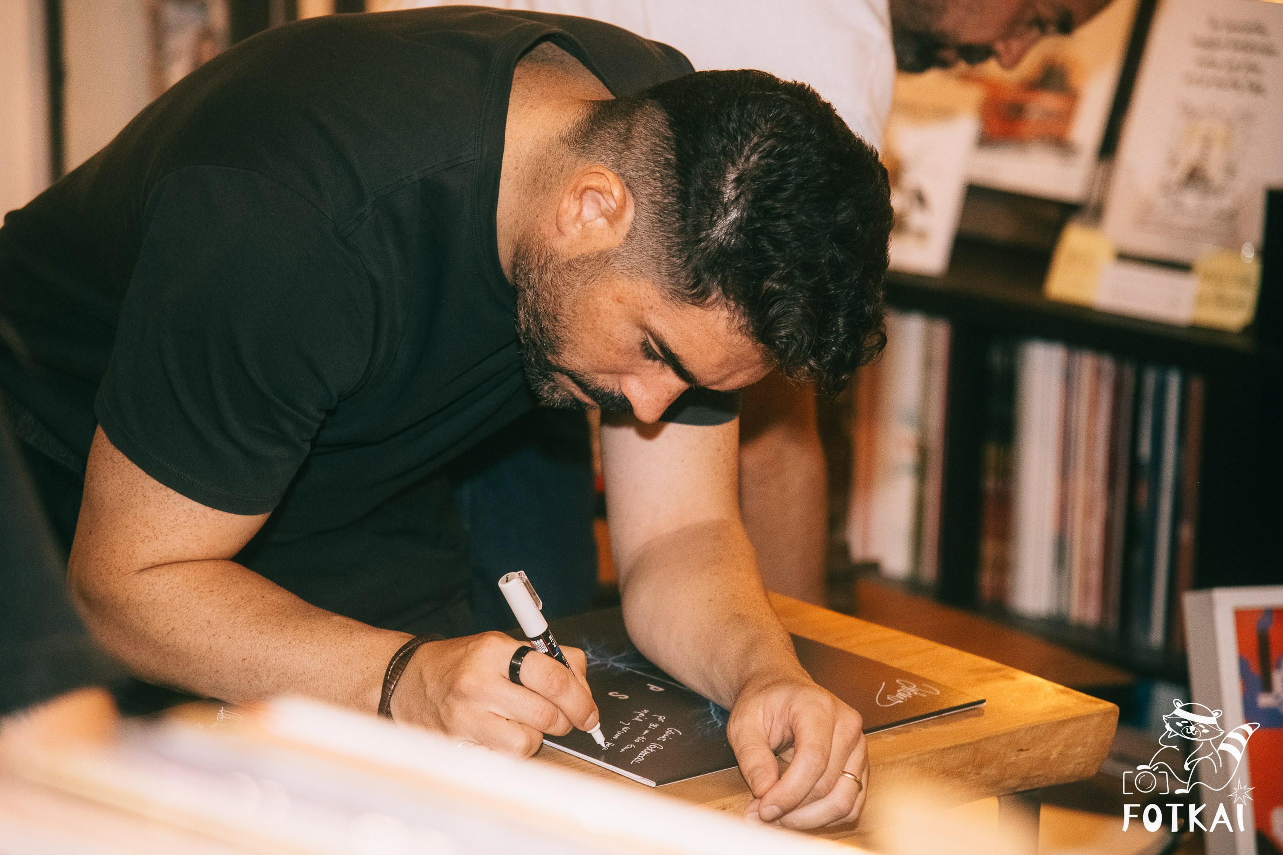 Diagnóstico Binario Launched Sinapsis with an Intimate Acoustic Set at Marilians Records, Madrid, 2026 | FOTKAI