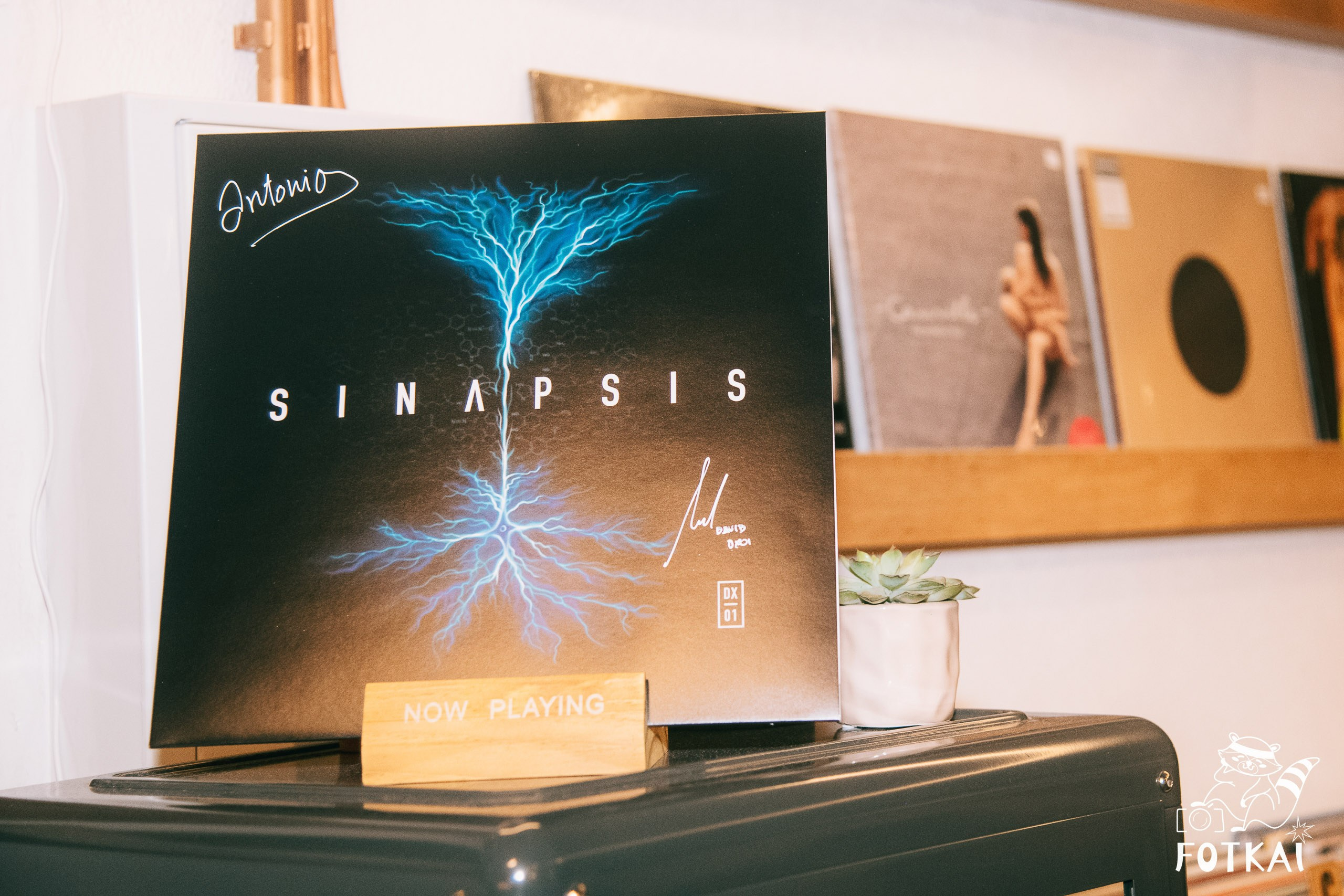 Diagnóstico Binario Launched Sinapsis with an Intimate Acoustic Set at Marilians Records, Madrid, 2026 | FOTKAI