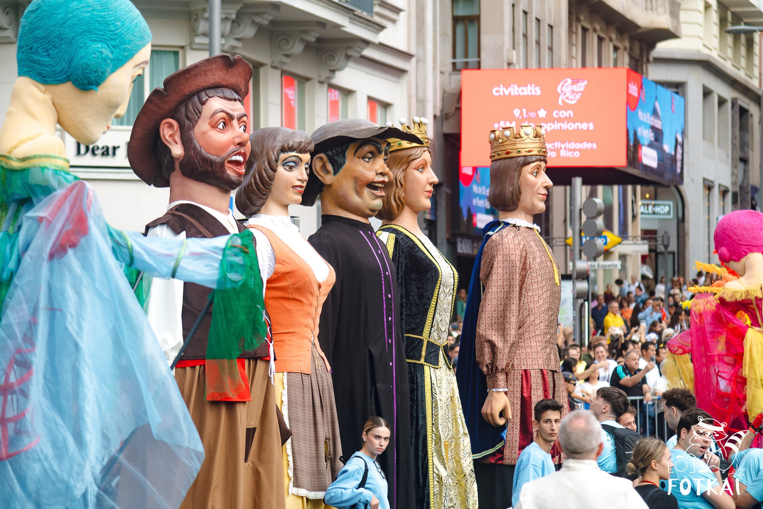 La Gran Cabalgata de la Hispanidad desfiló por la Gran Vía de Madrid — Fotos, 2026 | FOTKAI