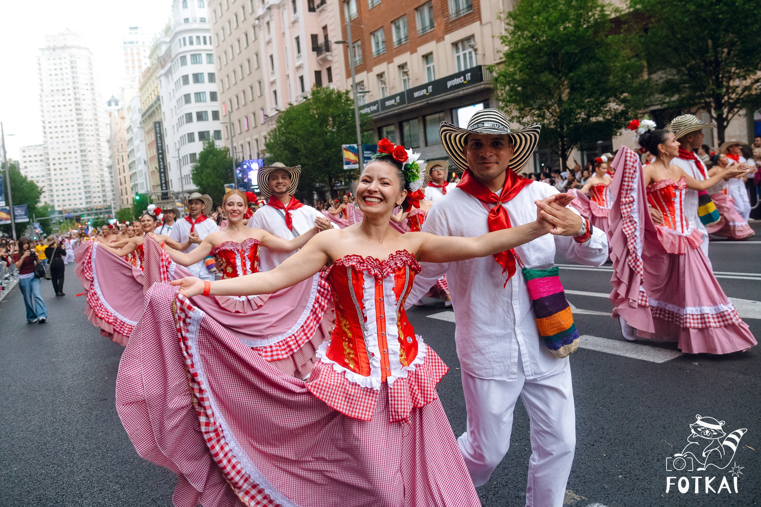 La Gran Cabalgata de la Hispanidad desfiló por la Gran Vía de Madrid — Fotos, 2026 | FOTKAI