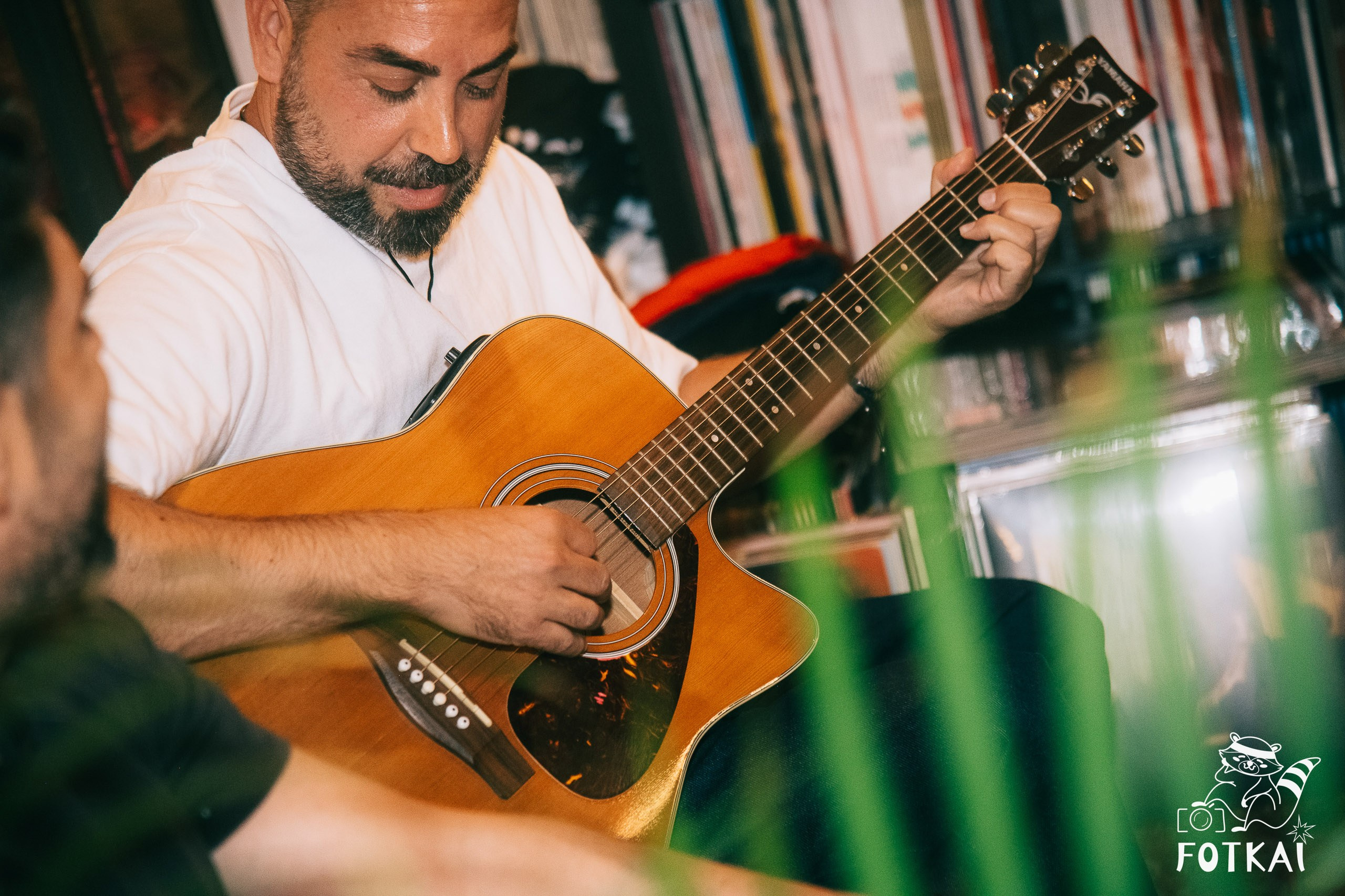 Diagnóstico Binario Launched Sinapsis with an Intimate Acoustic Set at Marilians Records, Madrid, 2026 | FOTKAI