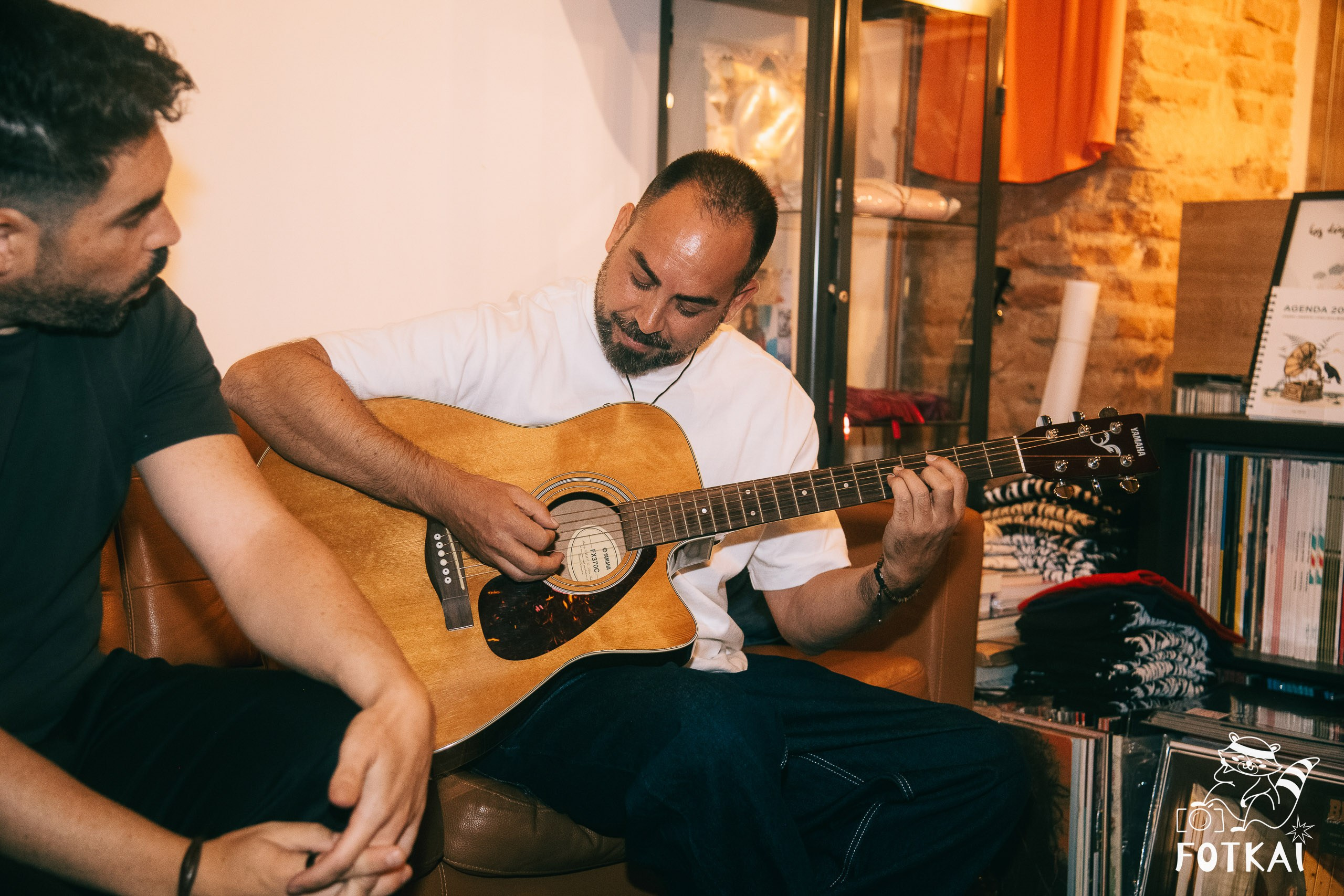 Diagnóstico Binario Launched Sinapsis with an Intimate Acoustic Set at Marilians Records, Madrid, 2026 | FOTKAI