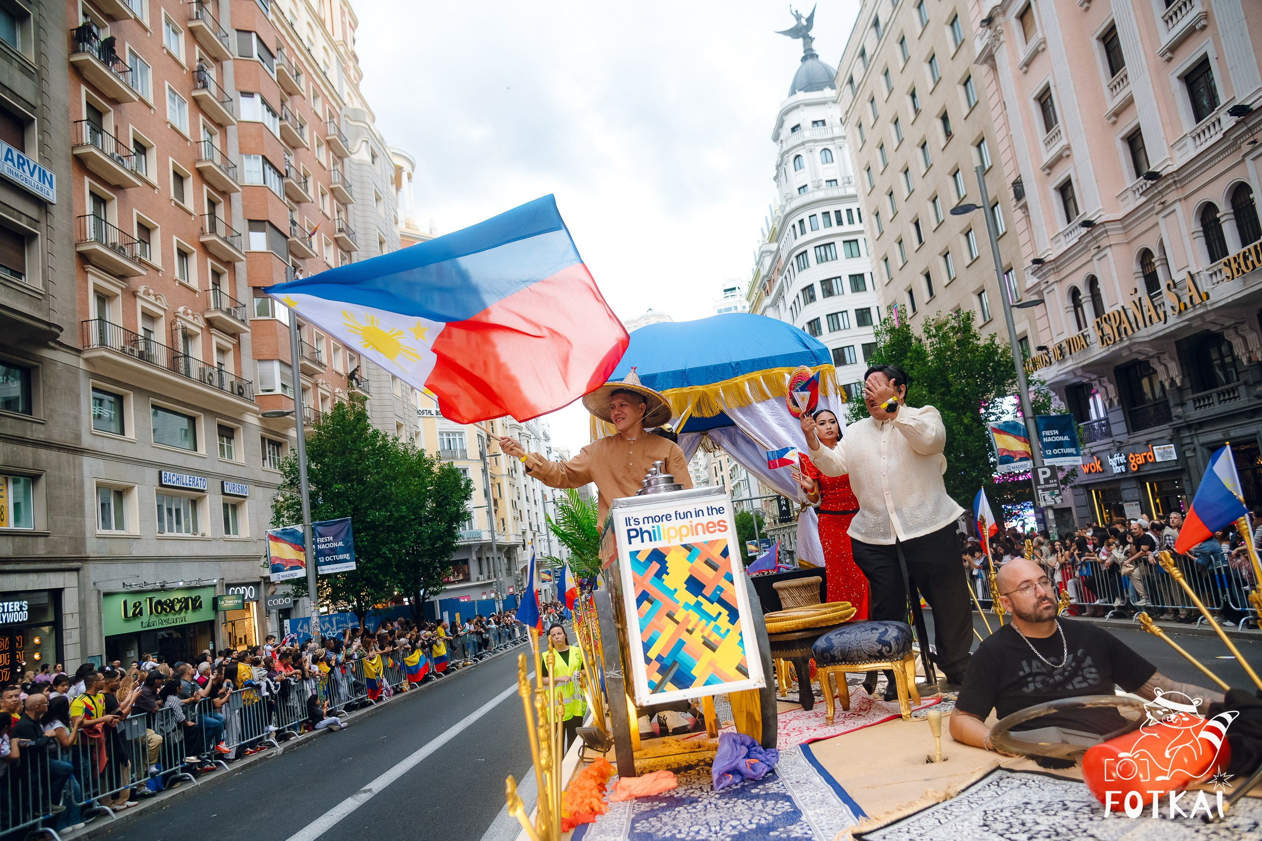 La Gran Cabalgata de la Hispanidad desfiló por la Gran Vía de Madrid — Fotos, 2026 | FOTKAI