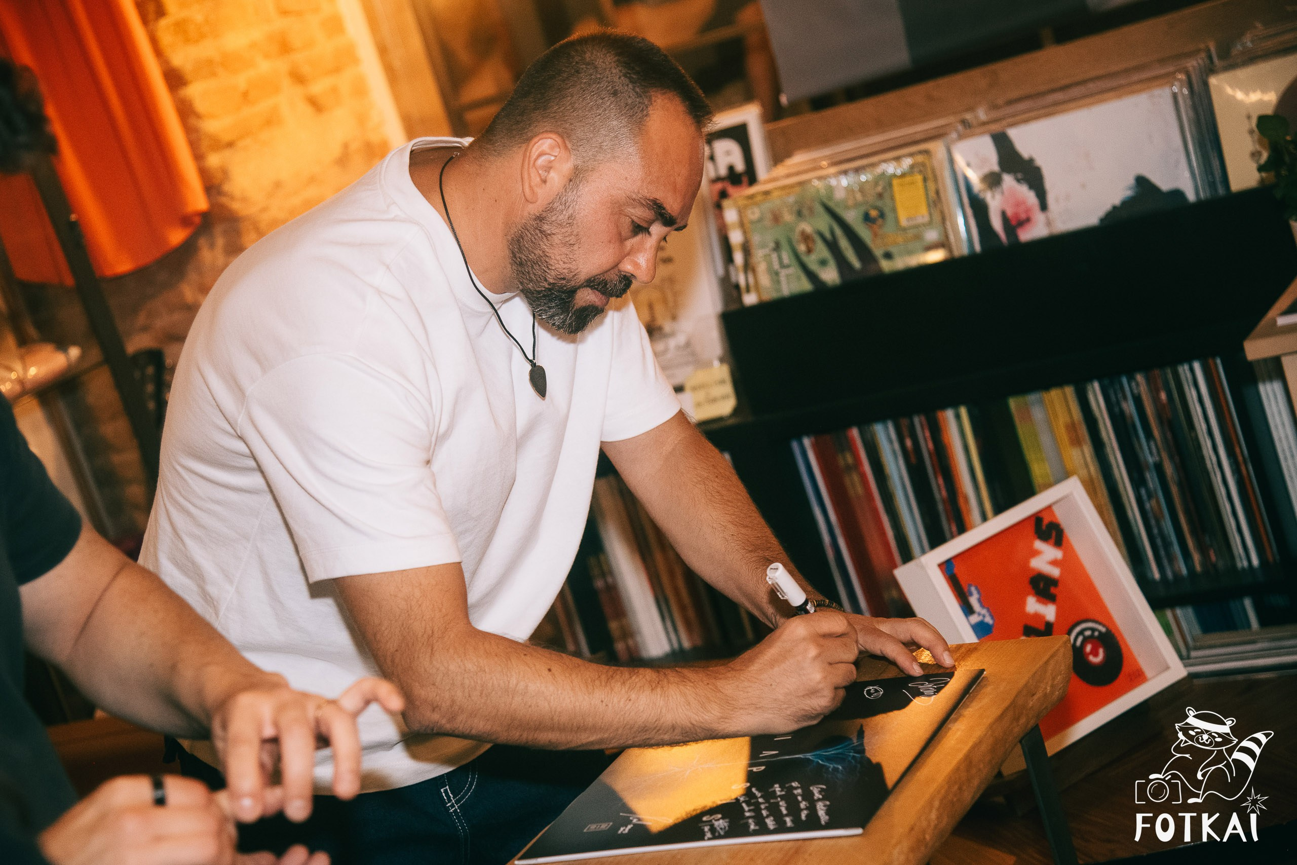 Diagnóstico Binario Launched Sinapsis with an Intimate Acoustic Set at Marilians Records, Madrid, 2026 | FOTKAI